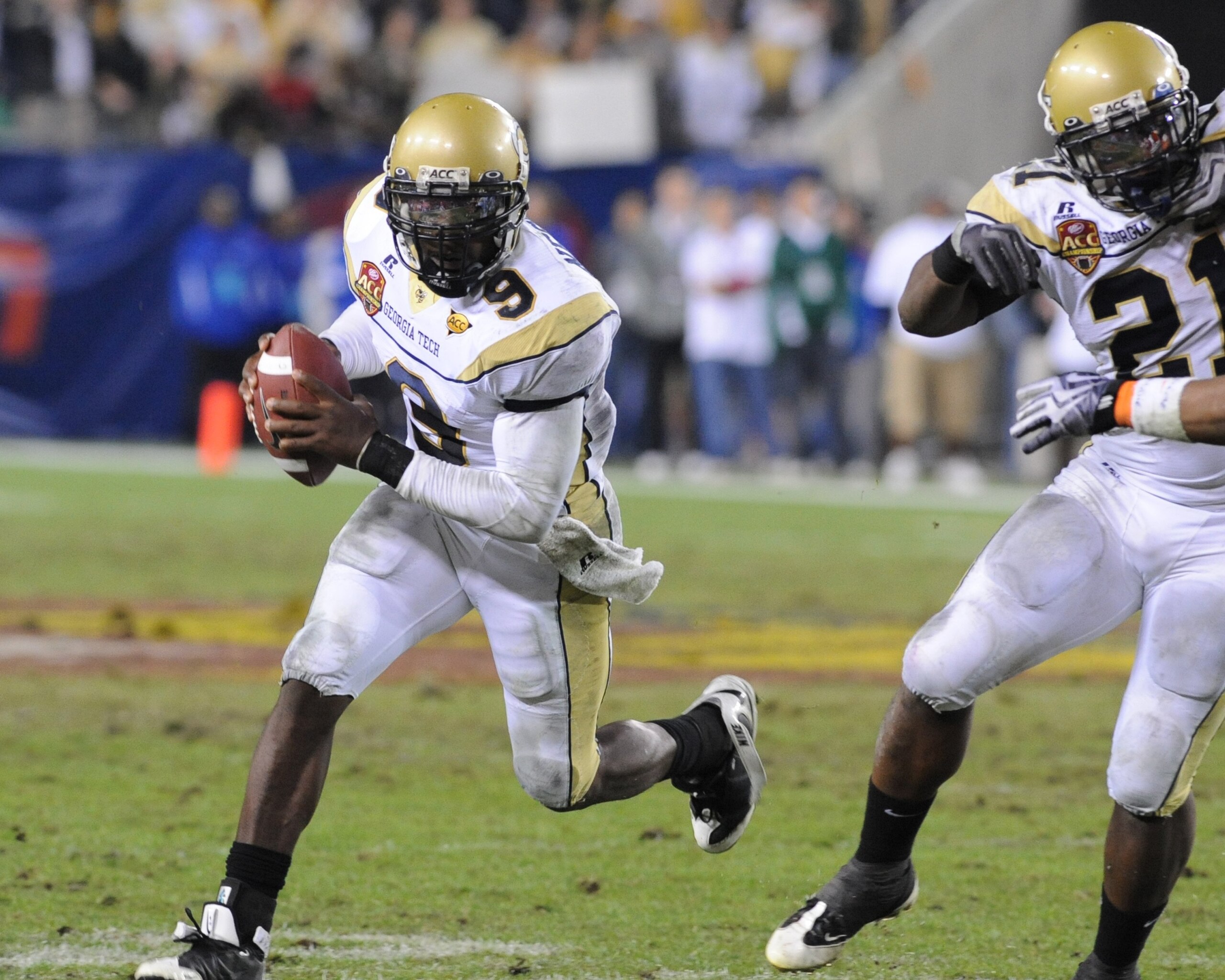 TAMPA, FL - NOVEMBER 28: Quarterback Josh Nesbitt #9 of the Georgia Tech Yellow Jackets rushes upfield against the Clemson Tigers in the 2009 ACC Football Championship Game December 5, 2009 at Raymond James Stadium in Tampa, Florida.  (Photo by Al Messers