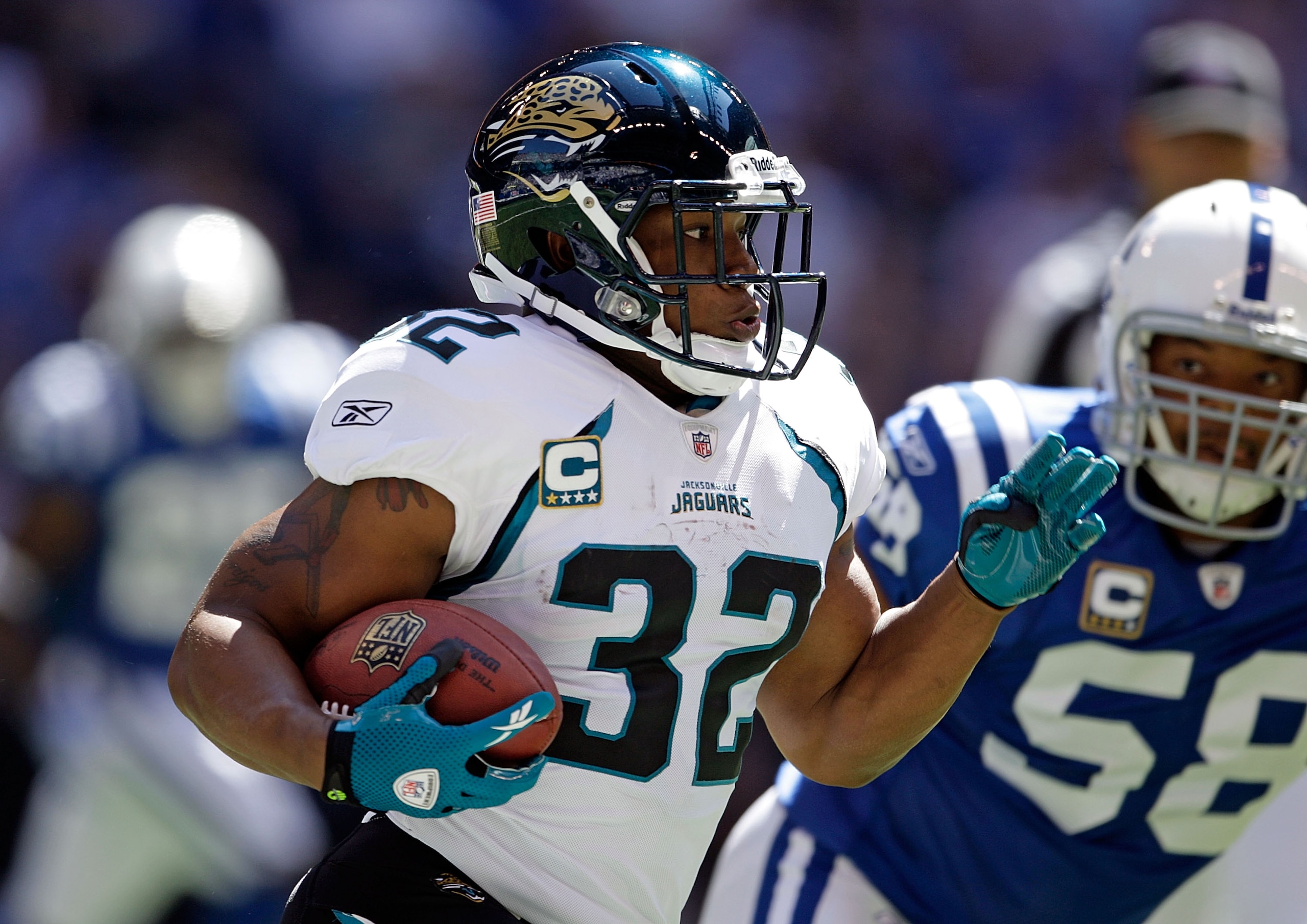 INDIANAPOLIS - SEPTEMBER 13: Maurice Jones-Drew #32 of the Jacksonville Jaguars runs with the ball during the game against the Indianapolis Colts  at Lucas Oil Stadium on September 13, 2009 in Indianapolis, Indiana.  (Photo by Andy Lyons/Getty Images)