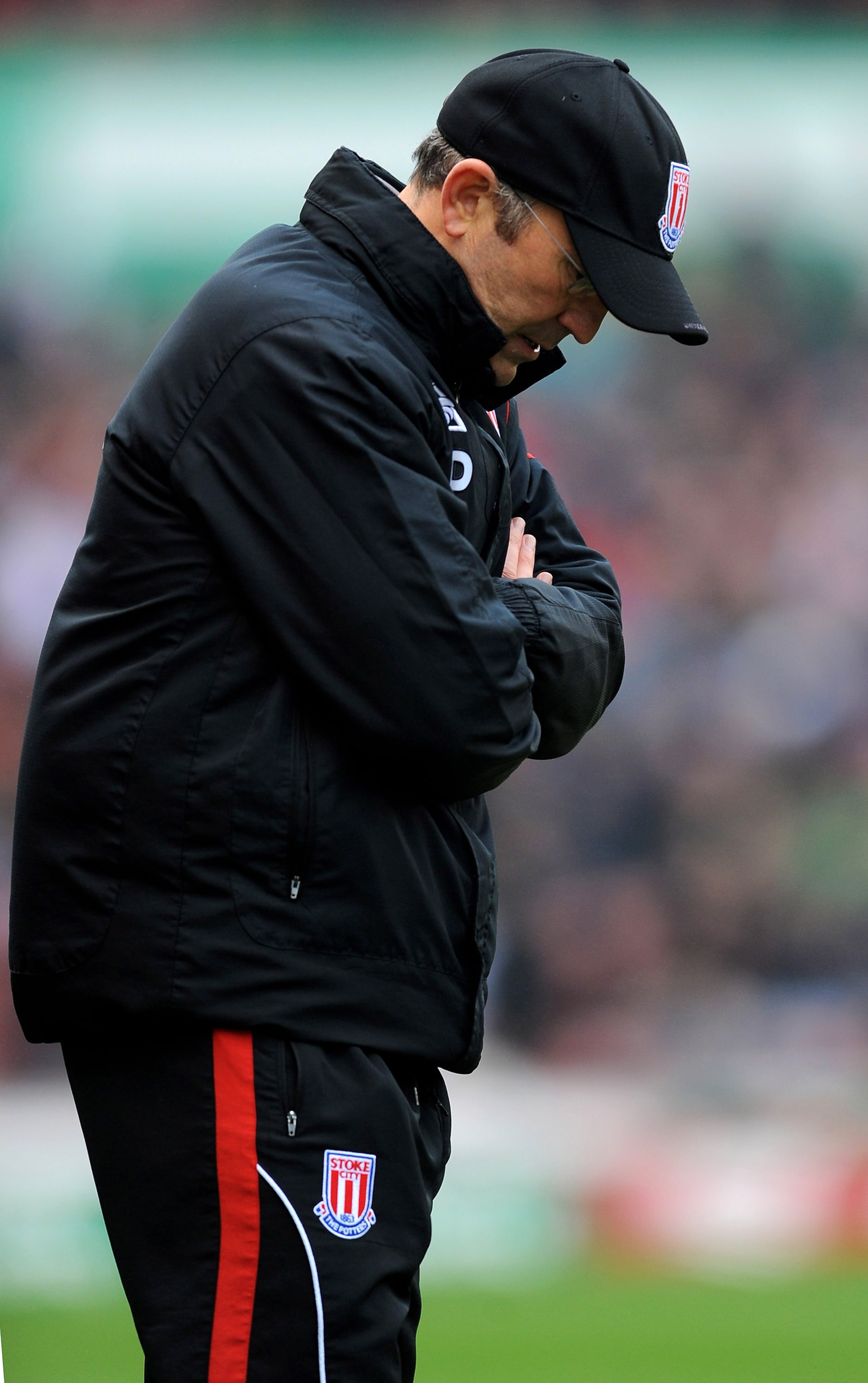 STOKE ON TRENT, ENGLAND - MARCH 20:  Stoke manager Tony Pulis looks dejected during the Barclays Premier League match between Stoke City and Tottenham Hotspur at the Britannia Stadium on March 20, 2010 in Stoke on Trent, England.  (Photo by Michael Regan/
