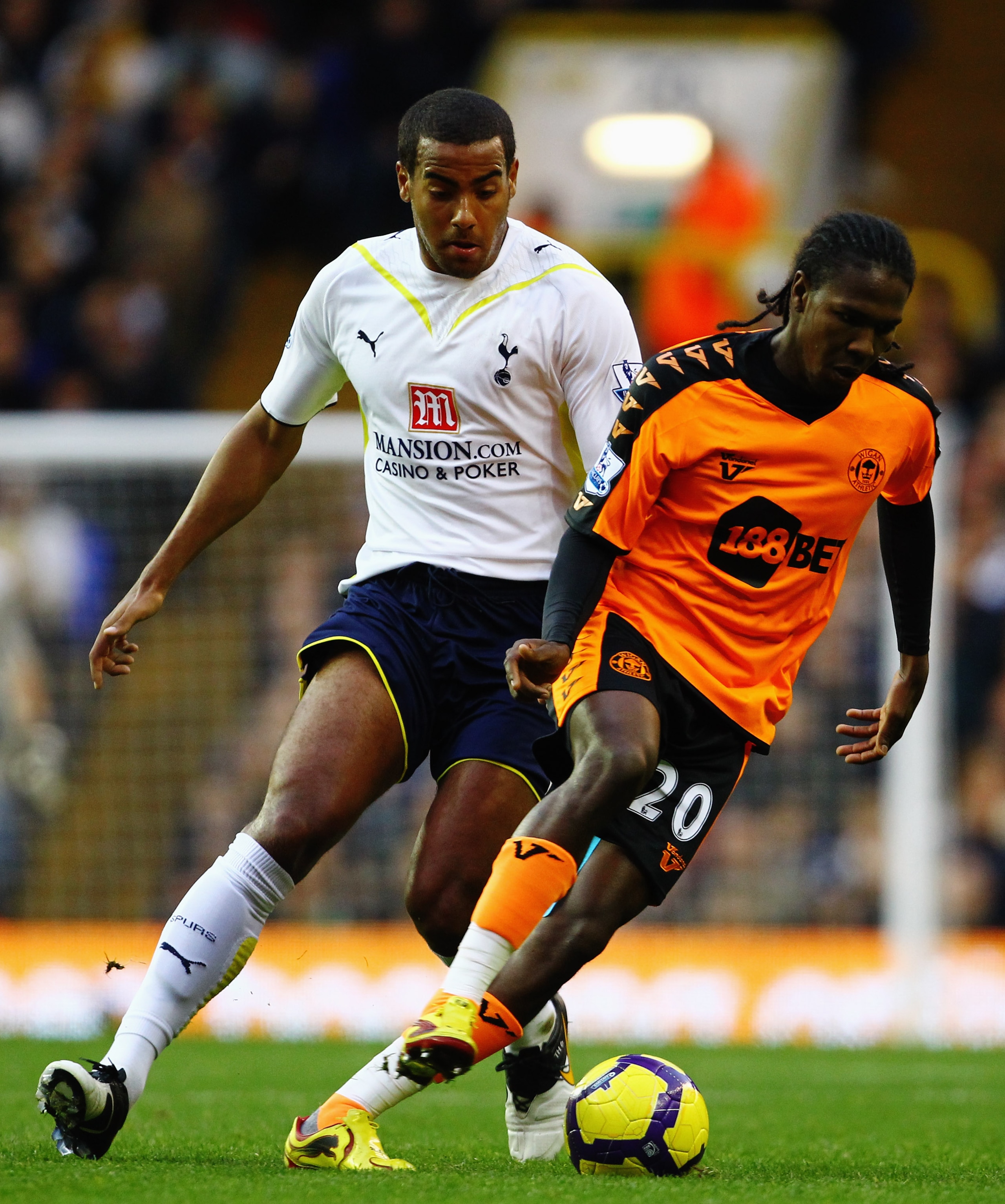 LONDON, ENGLAND - NOVEMBER 22:  Tom Huddlestone of Tottenham Hotspur challenges Hugo Rodallega of Wigan Athletic during the Barclays Premier League match between Tottenham Hotspur and Wigan Athletic at White Hart Lane on November 22, 2009 in London, Engla