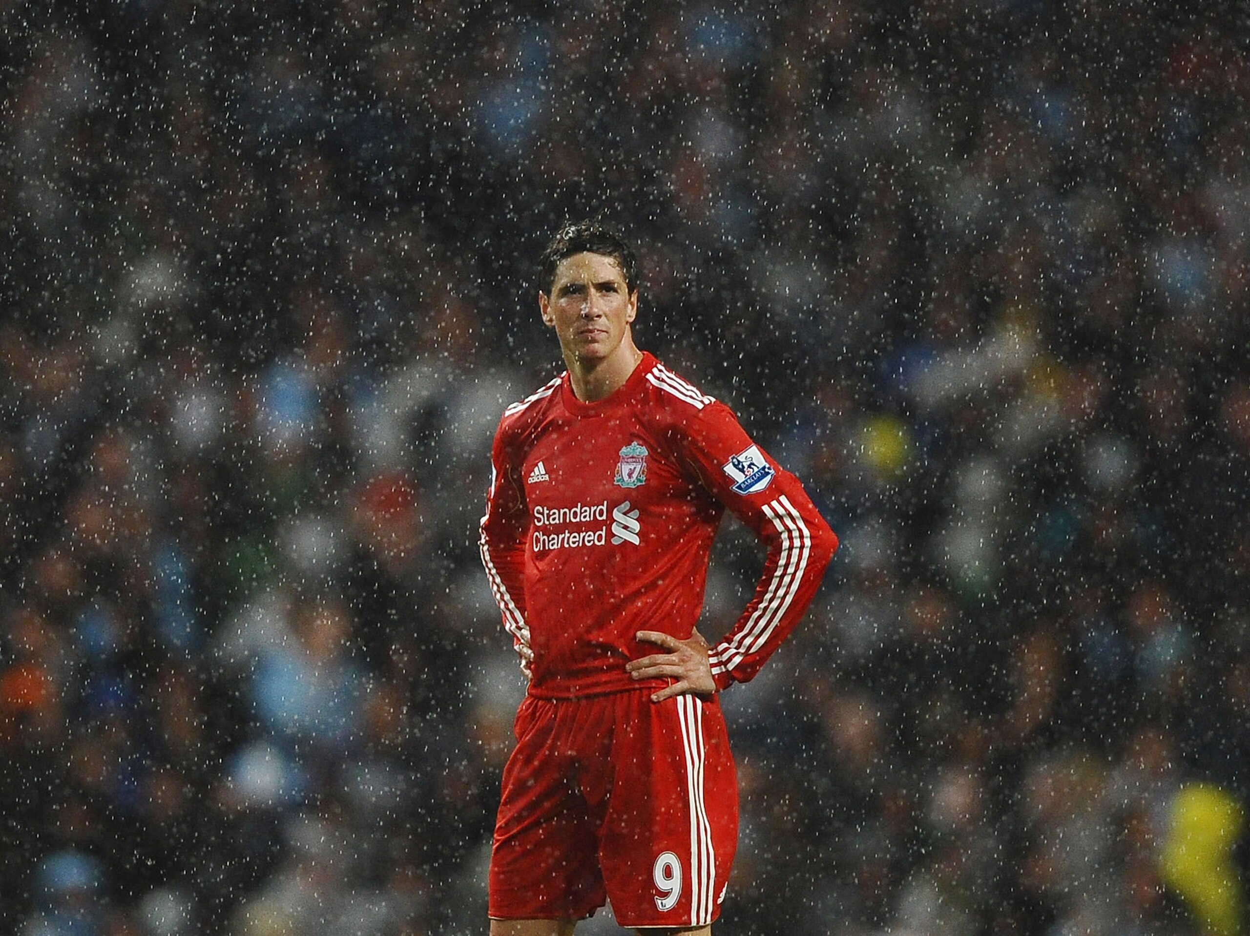 MANCHESTER, ENGLAND - AUGUST 23: Fernando Torres of Liverpool shows his frustration during the Barclays Premier League match between Manchester City and Liverpool at City of Manchester Stadium on August 23, 2010 in Manchester, England.  (Photo by Laurence