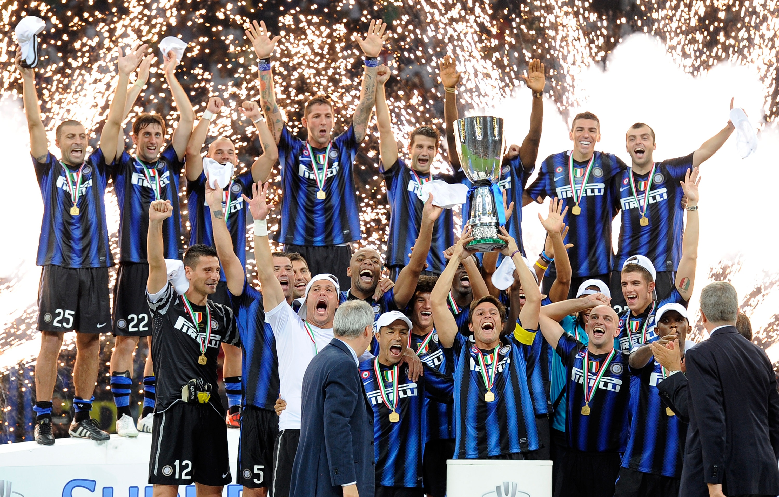 MILAN, ITALY - AUGUST 21:  FC Internazionale Milano celebrates the Supercoppa Italiana after the match between Inter and Roma at Giuseppe Meazza Stadium on August 21, 2010 in Milan, Italy.  (Photo by Claudio Villa/Getty Images)