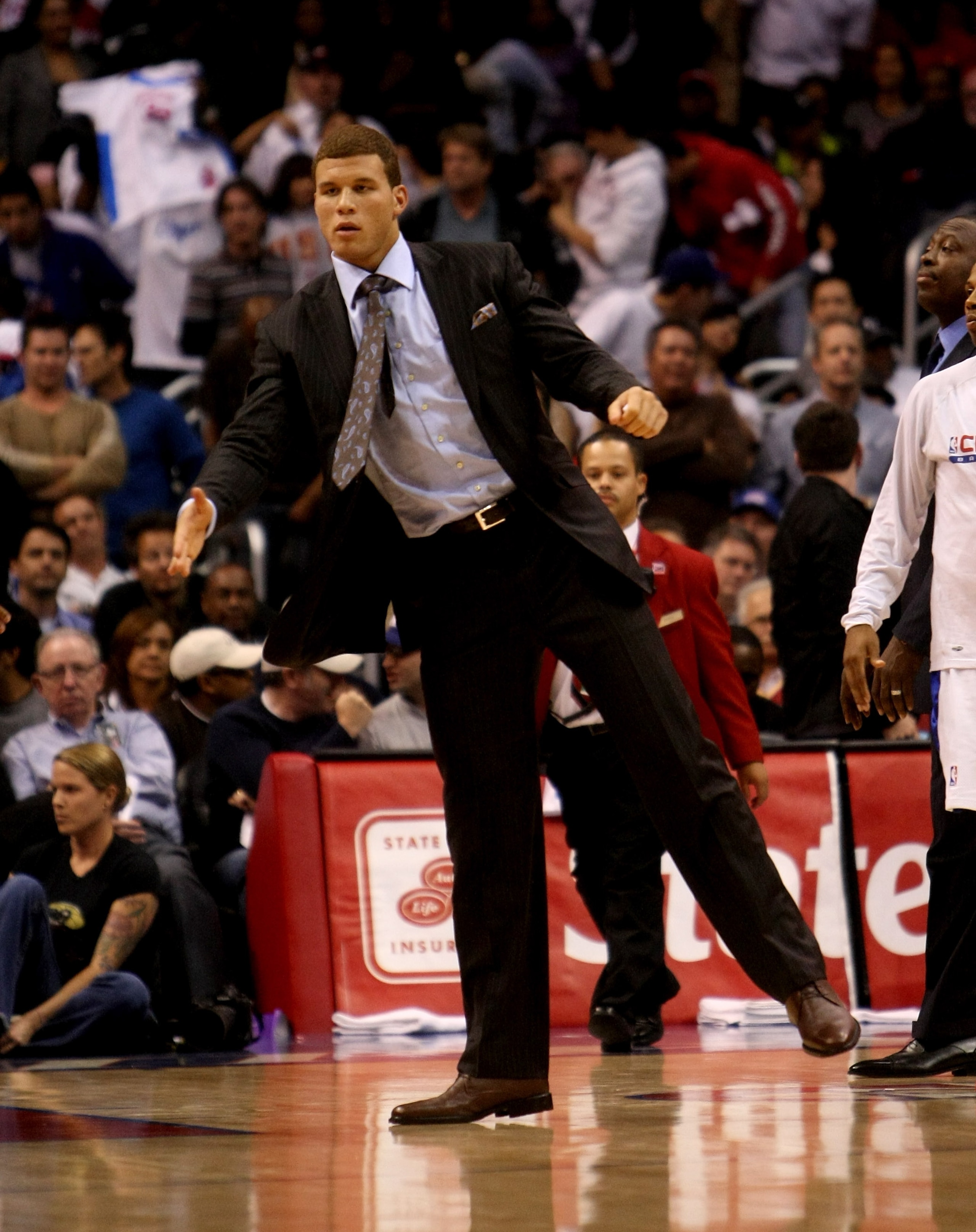 LOS ANGELES - OCTOBER 28:  Injured forward Blake Griffin #32 of the Los Angeles Clippers greets a teammate during a time out against the Phoenix Suns on October 28, 2009 at Staples Center in Los Angeles, California. The Suns won 109-107.   NOTE TO USER: U
