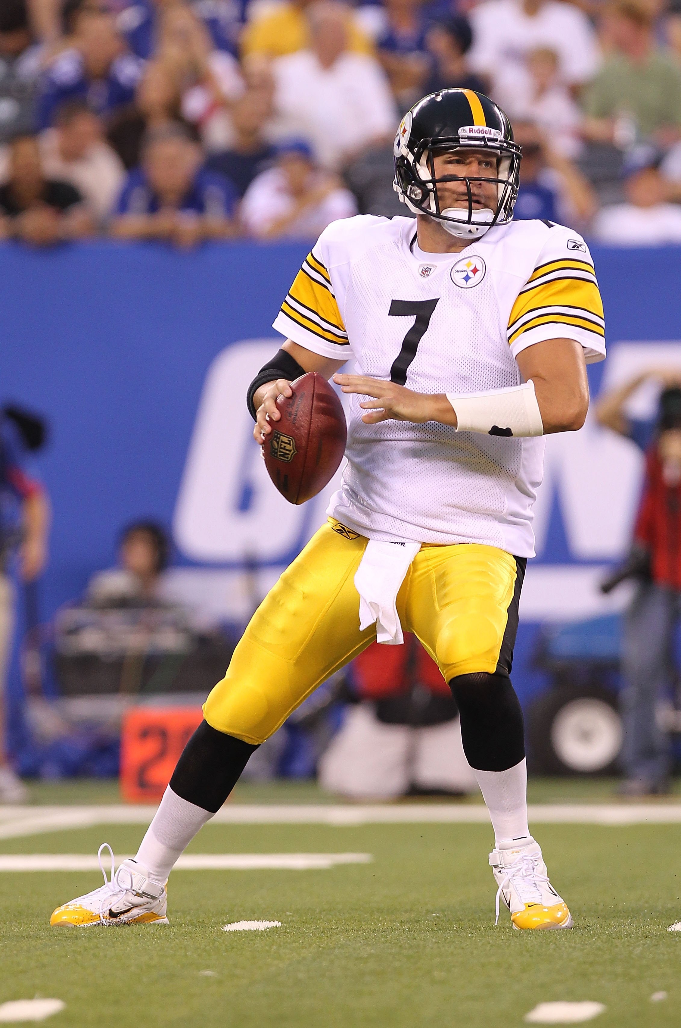 EAST RUTHERFORD, NJ - AUGUST 21:  Ben Roethlisberger #7 of the Pittsburgh Steelers passes against the New York Giants during their preseason game at New Meadowlands Stadium on August 21, 2010 in East Rutherford, New Jersey.  (Photo by Nick Laham/Getty Ima