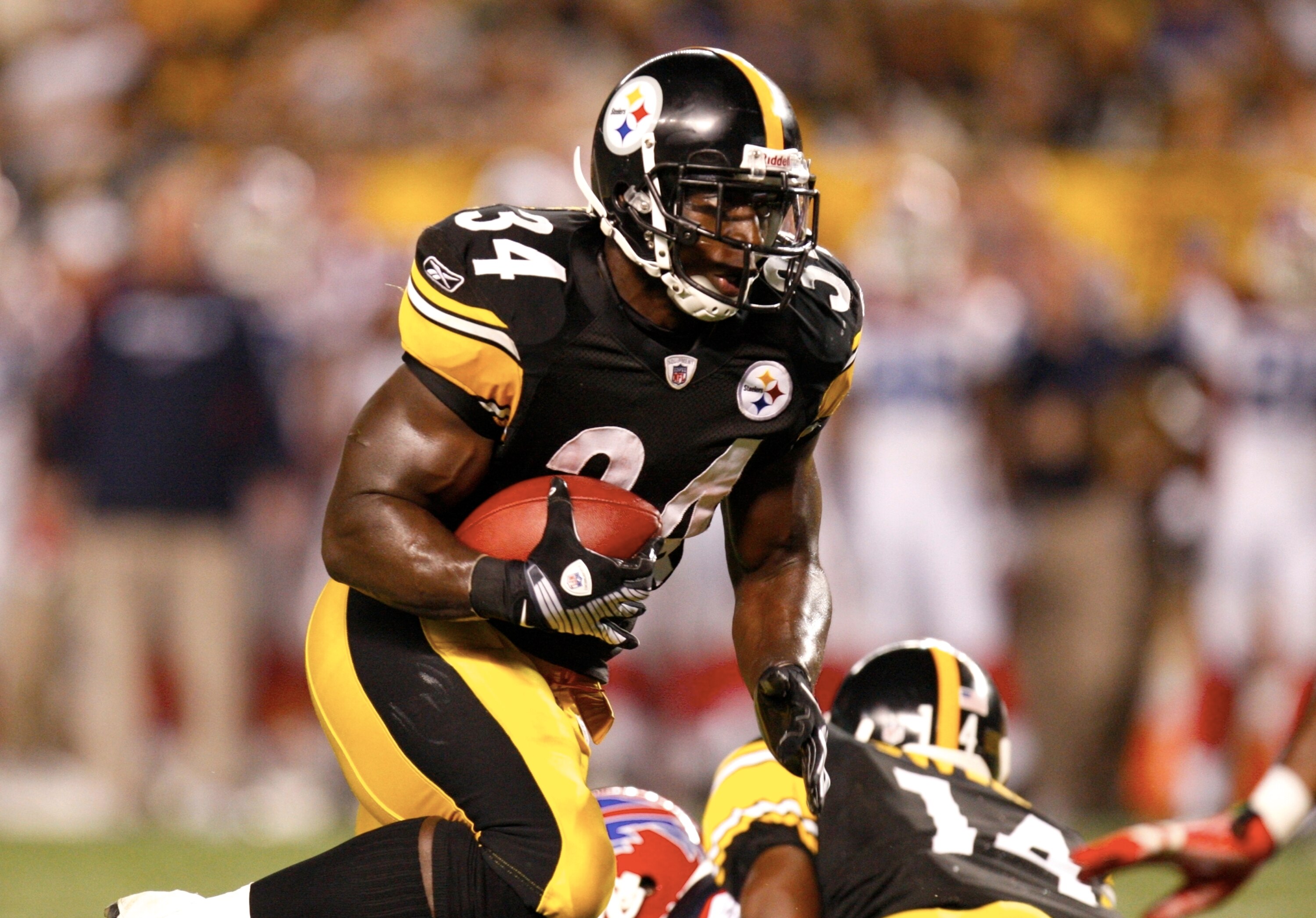 PITTSBURGH - AUGUST 29: Running back Rashard Mendenhall of the Pittsburgh Steelers carries the ball in the secong quarter during the game against the Buffalo Bills at Heinz Field on August 29, 2009 in Pittsburgh, Pennsylvania. (Photo by Gregory Shamus/Get