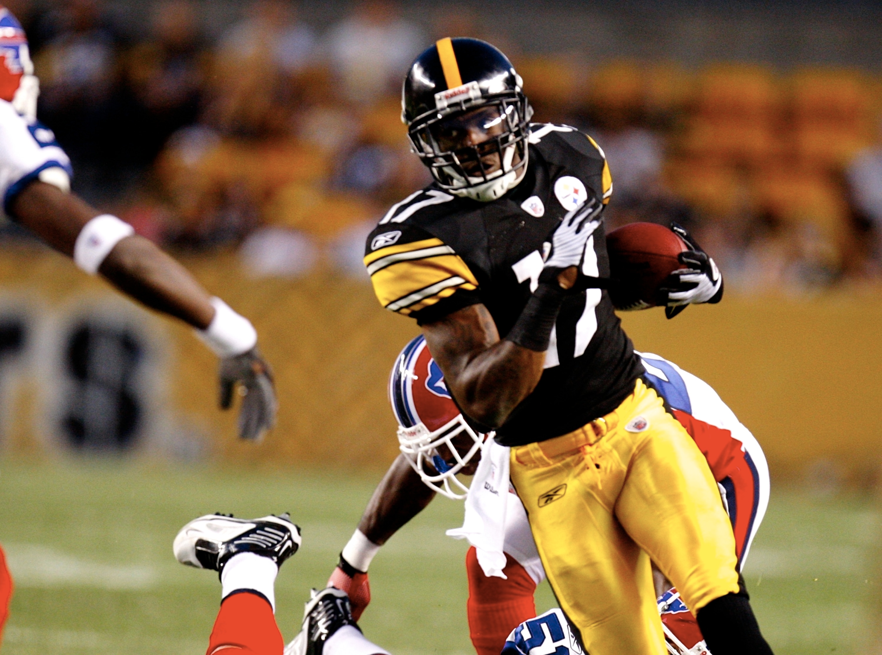 PITTSBURGH - AUGUST 29:  Wide Reciever Mike Wallace #17 of the Pittsburgh Steelers carries the ball downfield in the first quarter during the game against the Buffalo Bills at Heinz Field on August 29, 2009 in Pittsburgh, Pennsylvania. (Photo by Gregory S
