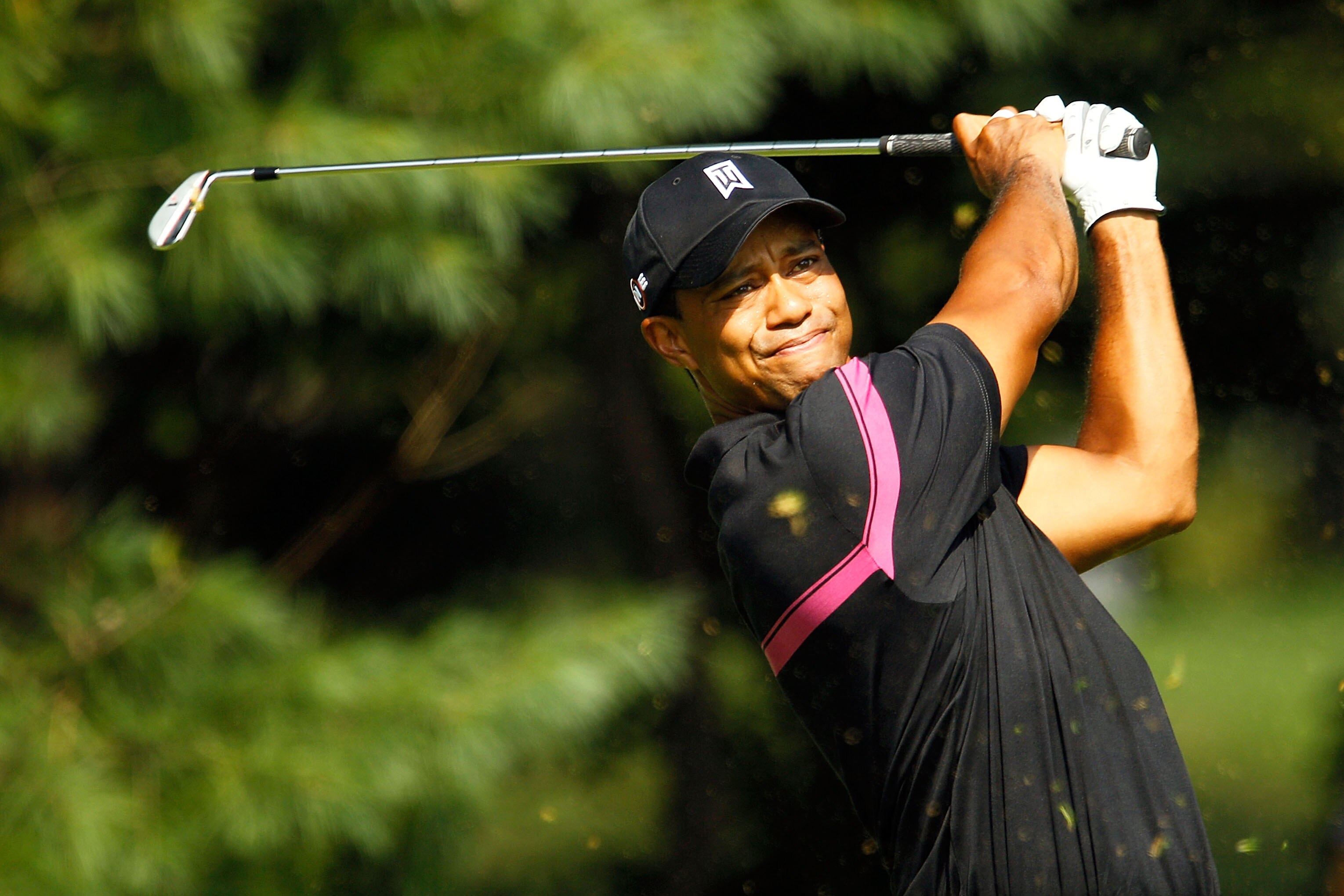 PARAMUS, NJ - AUGUST 26:  Tiger Woods watches his tee shot on the 14th hole during the first round of The Barclays at the Ridgewood Country Club on August 26, 2010 in Paramus, New Jersey.  (Photo by Scott Halleran/Getty Images)