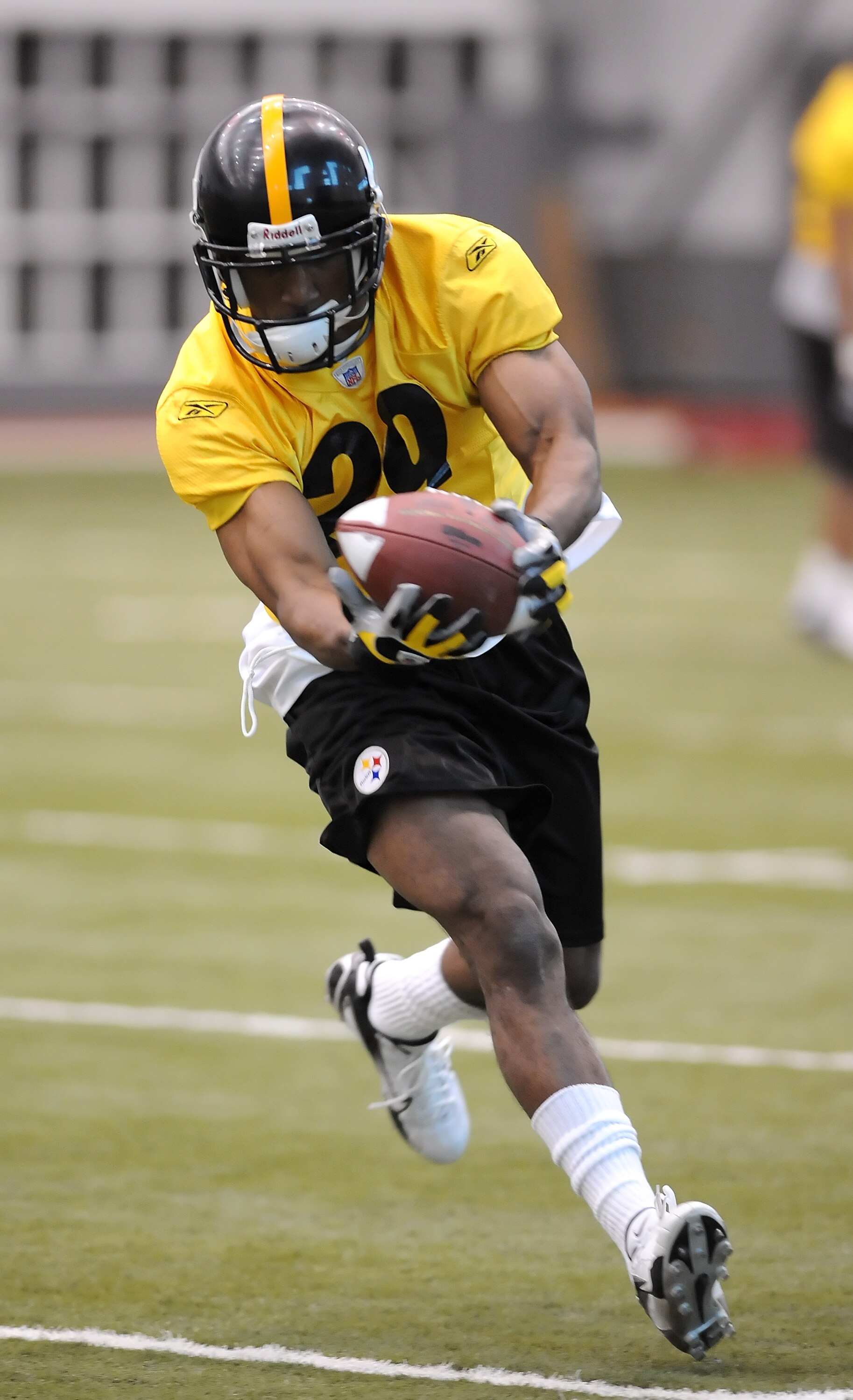 PITTSBURGH - MAY 03:  Sixth round draft pick Ryan Mundy #29 of the Pittsburgh Steelers catches a pass during a rookie mini camp at the Pittsburgh Steelers Training and Administrative Complex May 3, 2008 in Pittsburgh, Pennsylvania.  (Photo by Joseph Sarge