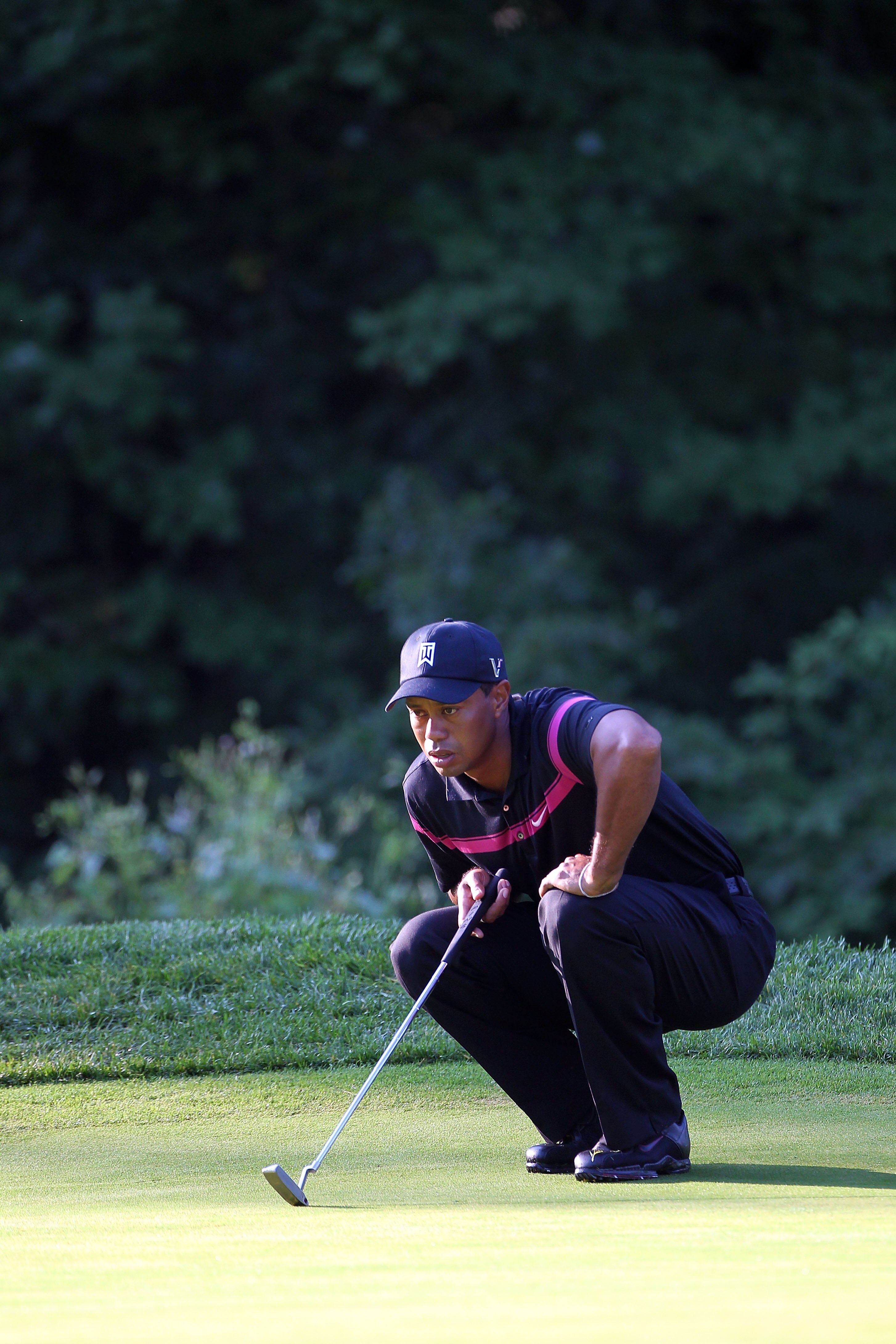PARAMUS, NJ - AUGUST 26:  Tiger Woods lines up a putt on the fourth green during the first round of The Barclays at the Ridgewood Country Club on August 26, 2010 in Paramus, New Jersey.  (Photo by Hunter Martin/Getty Images)