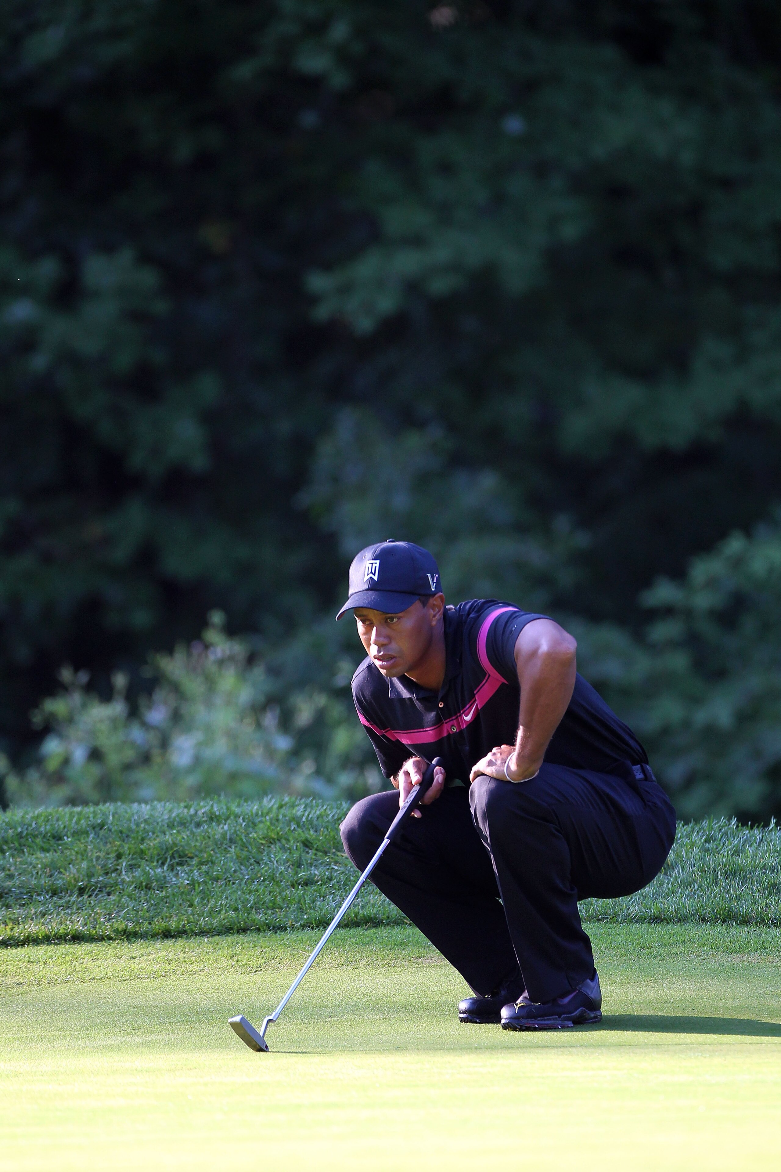 PARAMUS, NJ - AUGUST 26:  Tiger Woods lines up a putt on the fourth green during the first round of The Barclays at the Ridgewood Country Club on August 26, 2010 in Paramus, New Jersey.  (Photo by Hunter Martin/Getty Images)