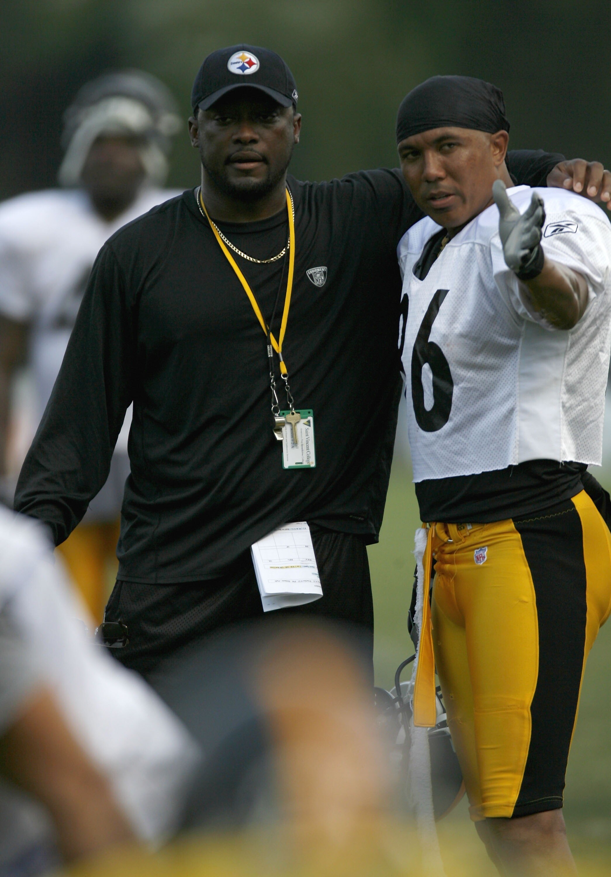 LATROBE, PA - AUGUST 08:  Mike Tomlin, head coach of the Pittsburgh Steelers, talks with Hines Ward #86 during training camp at St. Vincent College on August 8, 2007 in Latrobe, Pennsylvania.  (Photo by Gregory Shamus/Getty Images)