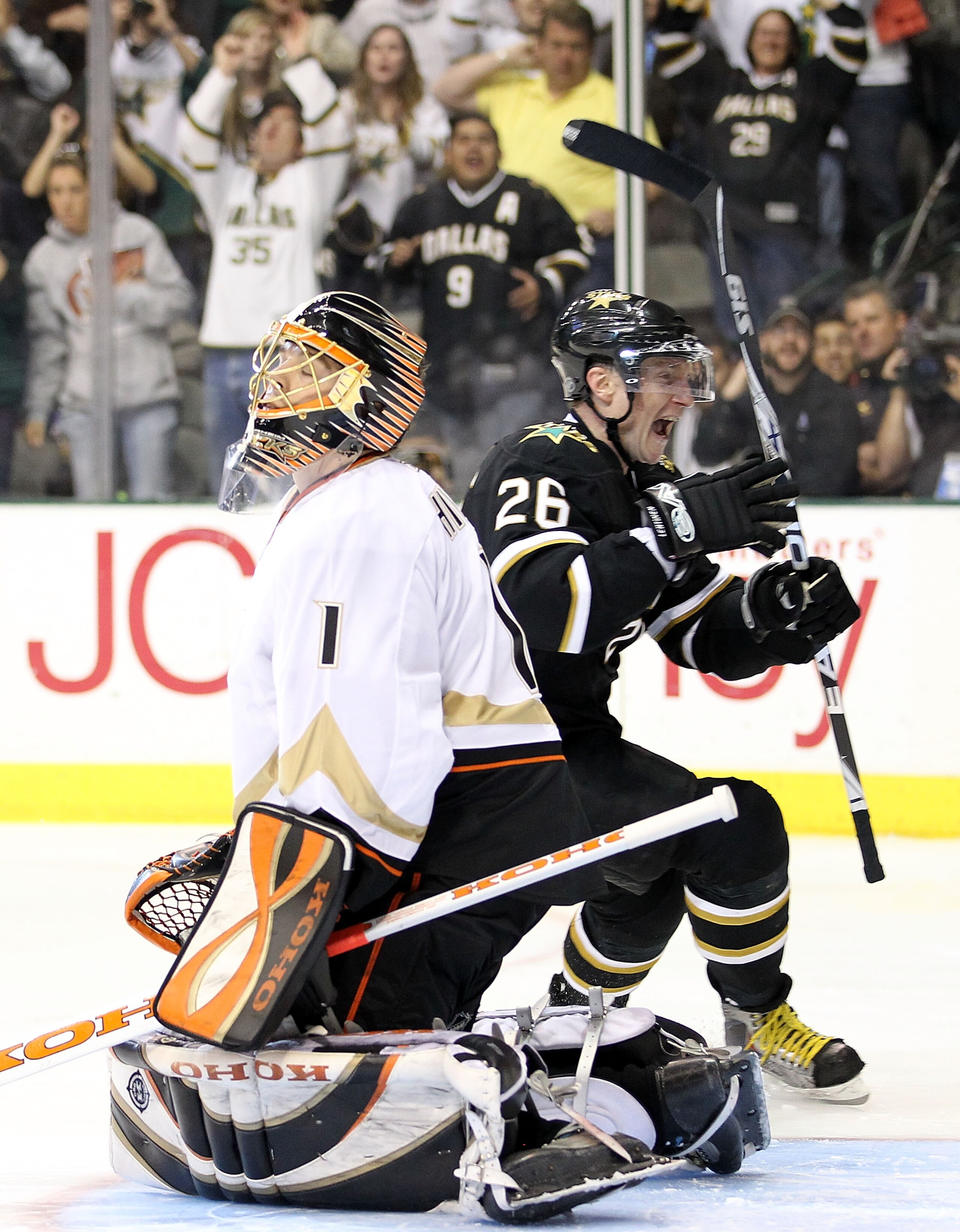 DALLAS - APRIL 08:  Goaltender Jonas Hiller #1 of the Anaheim Ducks reacts after giving up the game winning goal in a shoot out to Jere Lehtinen #26 of the Dallas Stars at American Airlines Center on April 8, 2010 in Dallas, Texas.  (Photo by Ronald Marti