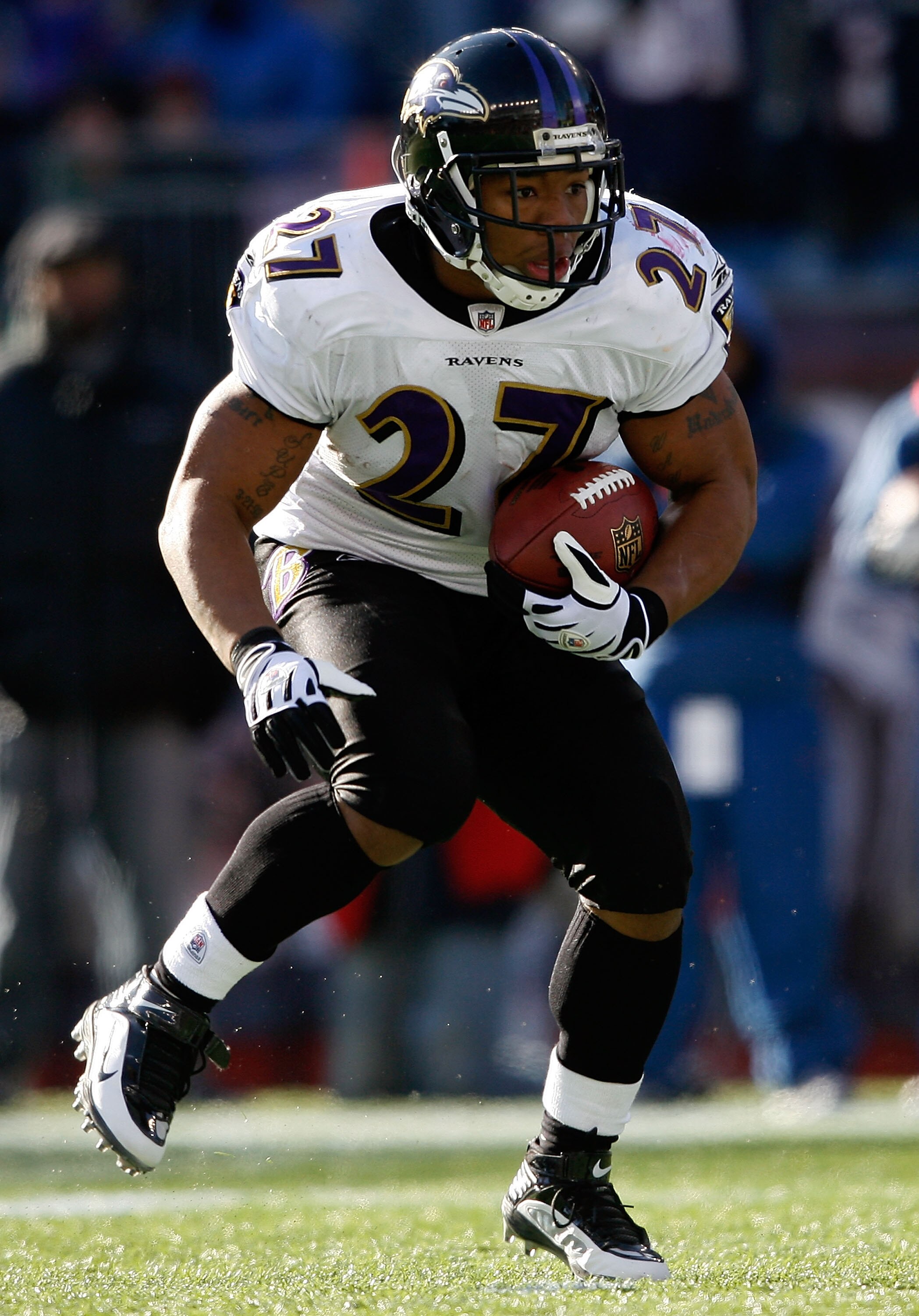 FOXBORO, MA - JANUARY 10:  Ray Rice #27 of the Baltimore Ravens runs the ball against the New England Patriots during the 2010 AFC wild-card playoff game at Gillette Stadium on January 10, 2010 in Foxboro, Massachusetts.  (Photo by Elsa/Getty Images)