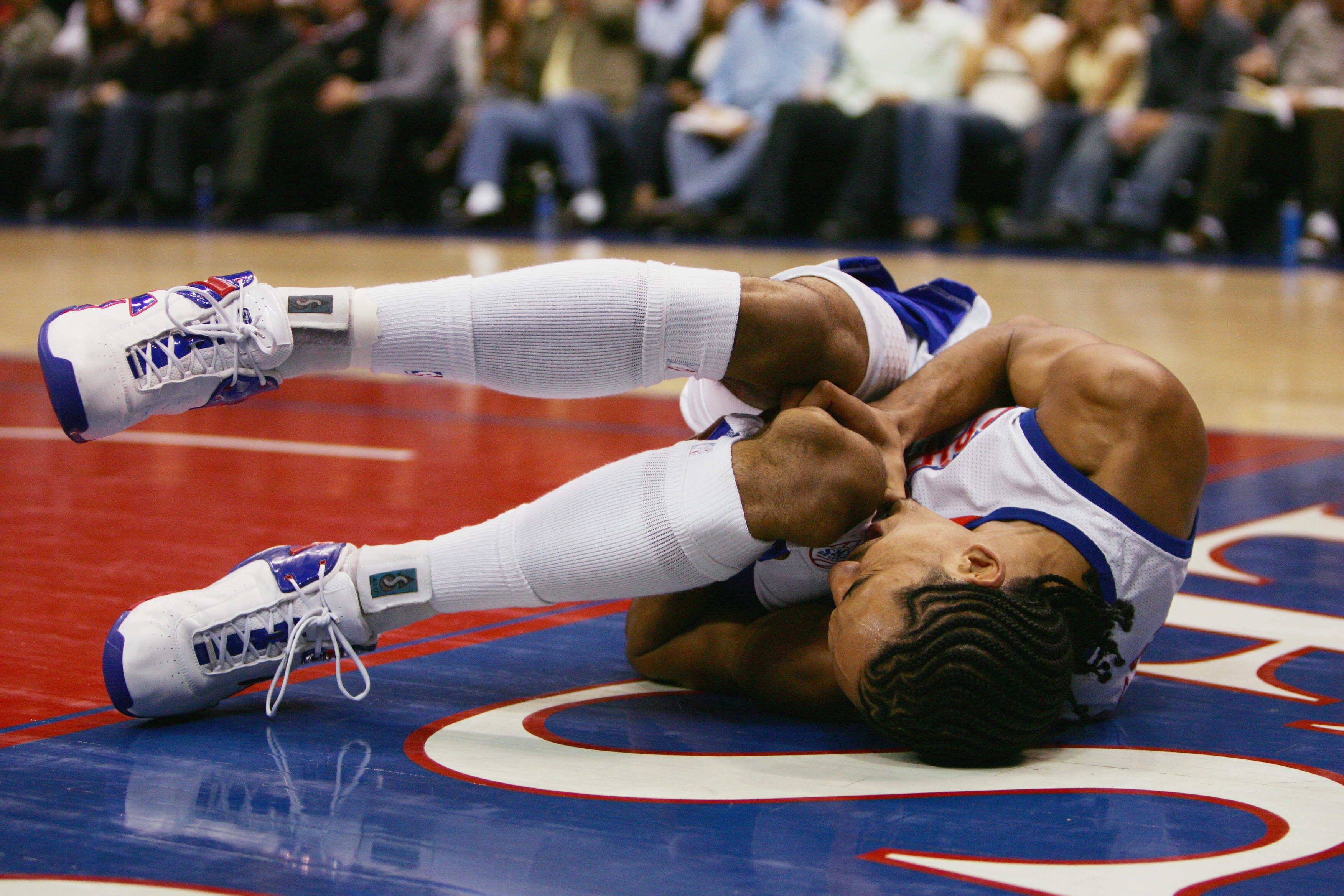 LOS ANGELES - FEBRUARY 26:  Shaun Livingston #14 of the Los Angeles Clippers grimaces in pain after dislocating his knee during the NBA game against the Charlotte Bobcats at Staples Center on February 26, 2007 in Los Angeles, California. The Clippers won