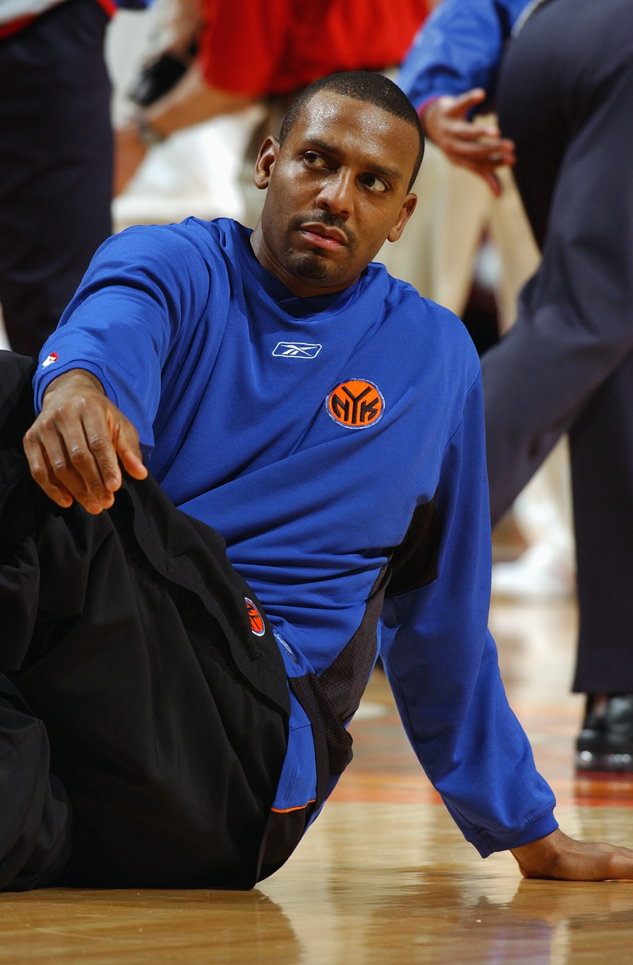 CHICAGO - MARCH 20:  Anfernee Hardaway #1 of the New York Knicks stretches before the game against the Chicago Bulls at United Center on March 20, 2004 in Chicago, Illinois.  The Bulls won 87-81.   NOTE TO USER: User expressly acknowledges and agrees that
