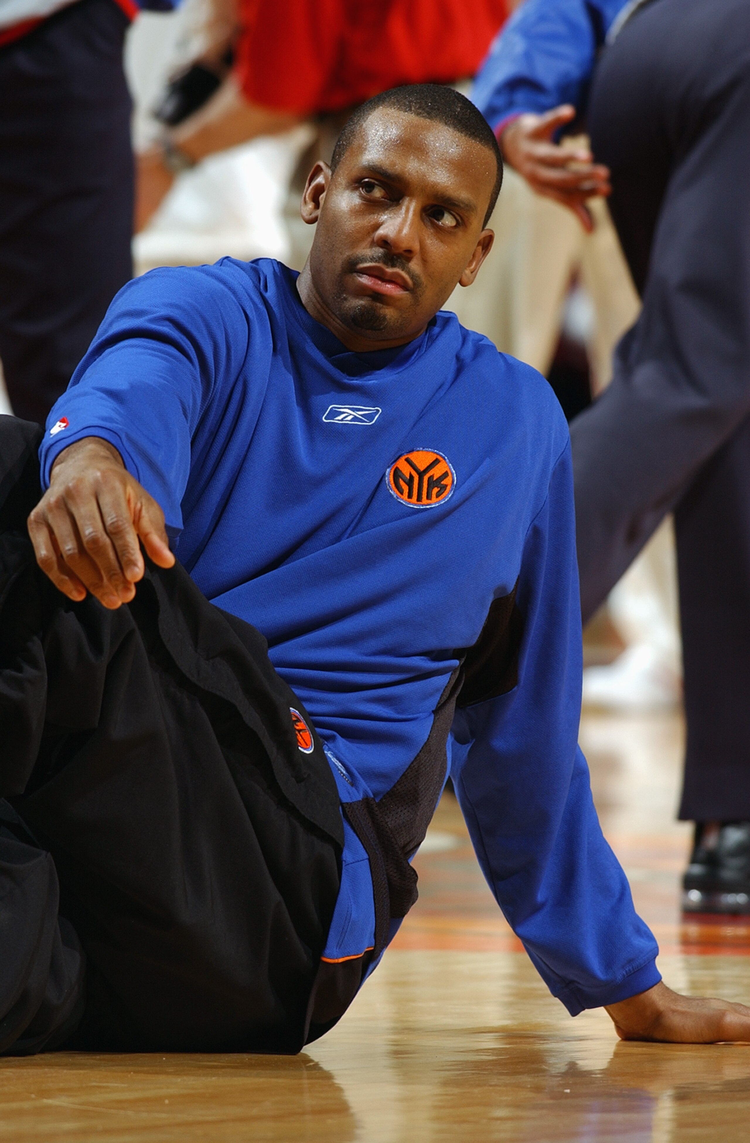 CHICAGO - MARCH 20:  Anfernee Hardaway #1 of the New York Knicks stretches before the game against the Chicago Bulls at United Center on March 20, 2004 in Chicago, Illinois.  The Bulls won 87-81.   NOTE TO USER: User expressly acknowledges and agrees that
