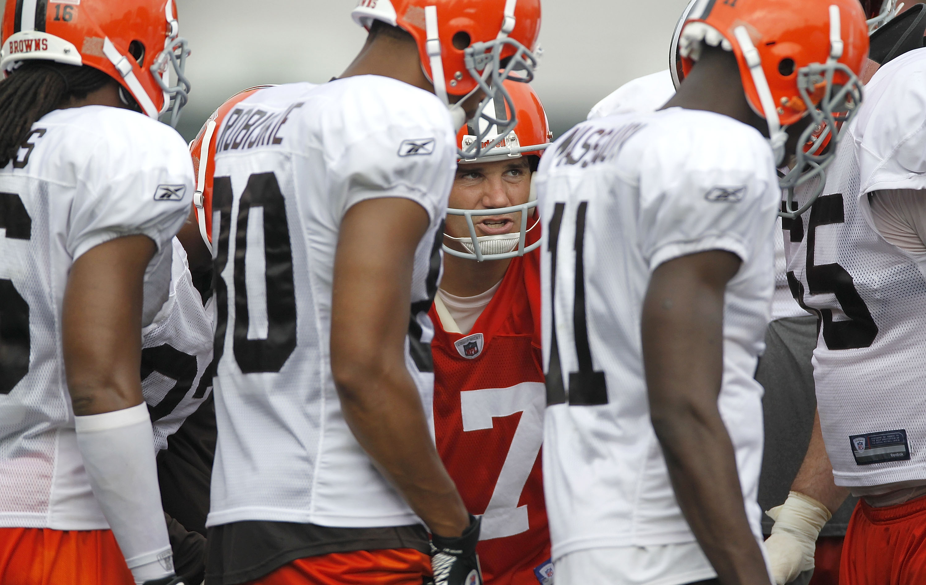 BEREA, OH - AUGUST 04:  Jake Delhomme #17 of the Cleveland Browns talks in the huddle during training camp at the Cleveland Browns Training and Administrative Complex on August 4, 2010 in Berea, Ohio.  (Photo by Gregory Shamus/Getty Images)