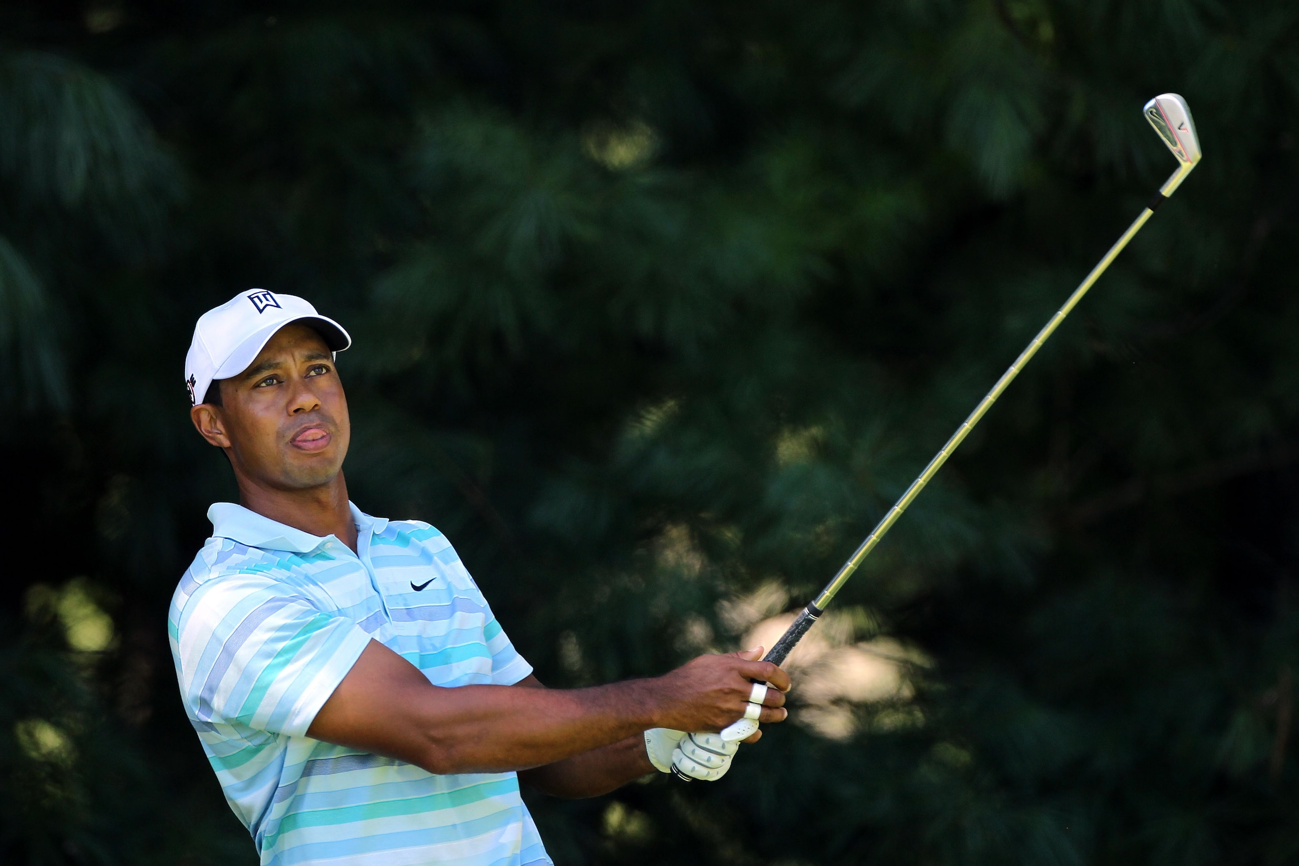 PARAMUS, NJ - AUGUST 27:  Tiger Woods watches his tee shot on the 14th hole during the second round of The Barclays at the Ridgewood Country Club on August 27, 2010 in Paramus, New Jersey.  (Photo by Hunter Martin/Getty Images)