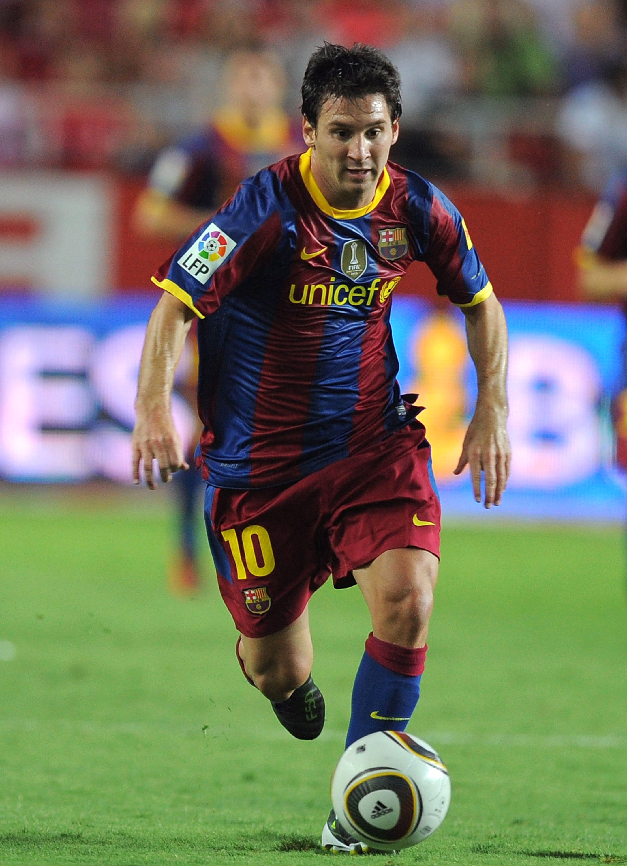 SEVILLE, SPAIN - AUGUST 14:  : Lionel Messi of Barcelona runs with the ball during the Supercopa, first leg, match between Sevilla and Barcelona at the Sanchez Pizjuan stadium  on August 14, 2010 in Seville, Spain.  (Photo by Denis Doyle/Getty Images)