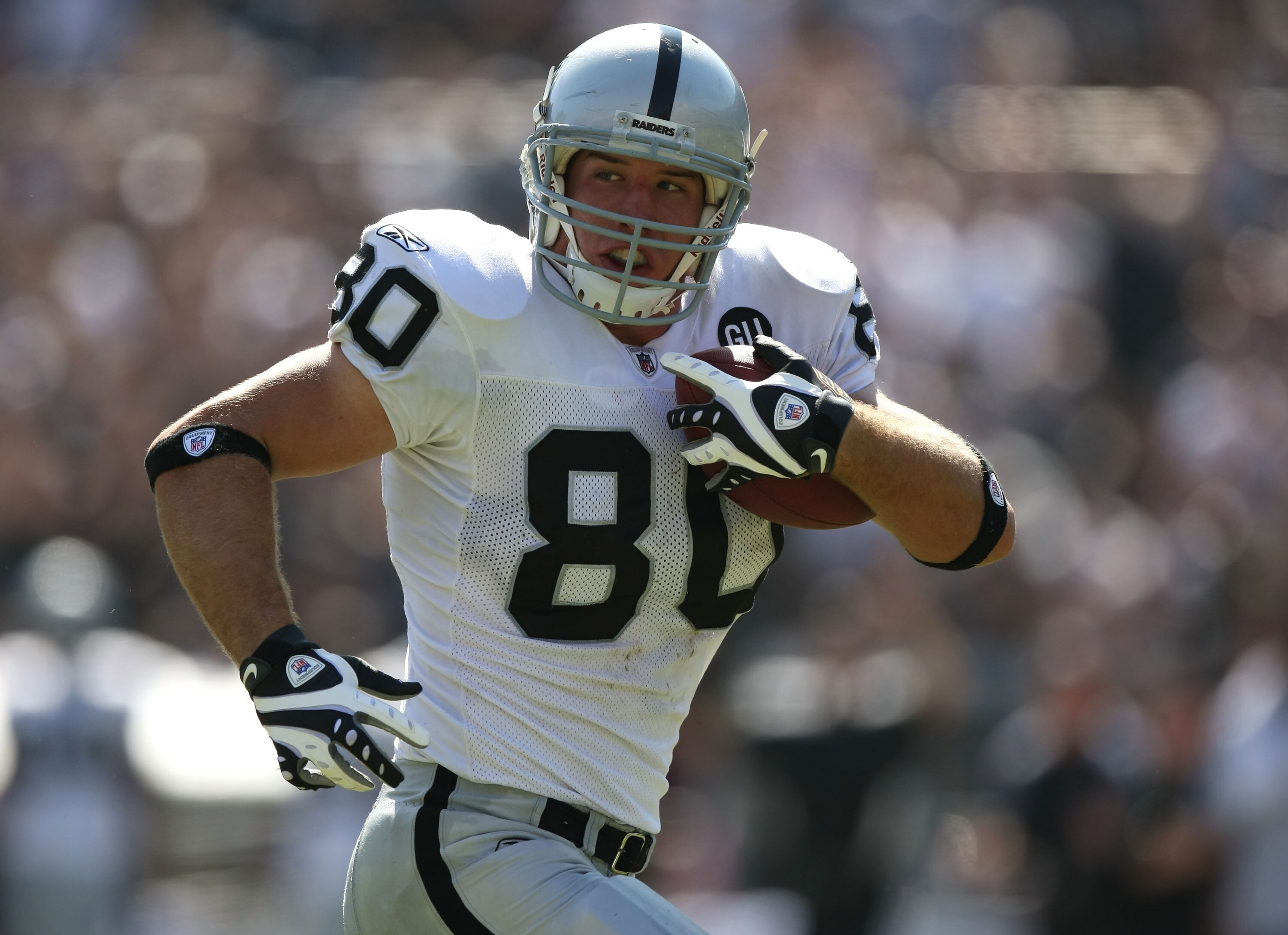 OAKLAND, CA - SEPTEMBER 28:  Zach Miller #80 of the Oakland Raiders runs for a touchdown against the San Diego Chargers during an NFL game on September 28, 2008 at McAfee Coliseum in Oakland, California.  (Photo by Jed Jacobsohn/Getty Images)