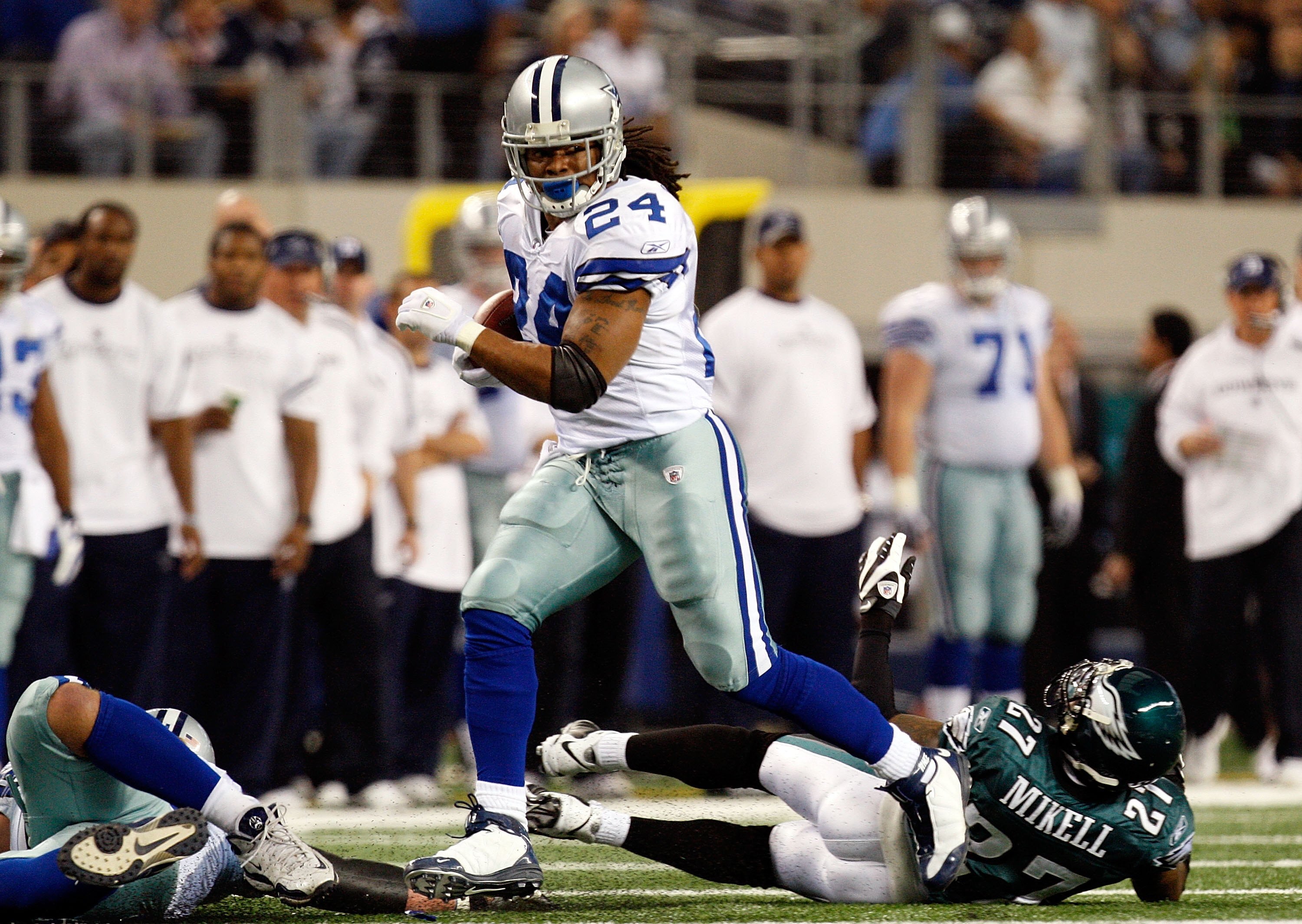 ARLINGTON, TX - JANUARY 03:  Running back Marion Barber #24 of the Dallas Cowboys runs the ball against the Philadelphia Eagles at Cowboys Stadium on January 3, 2010 in Arlington, Texas.  (Photo by Ronald Martinez/Getty Images)