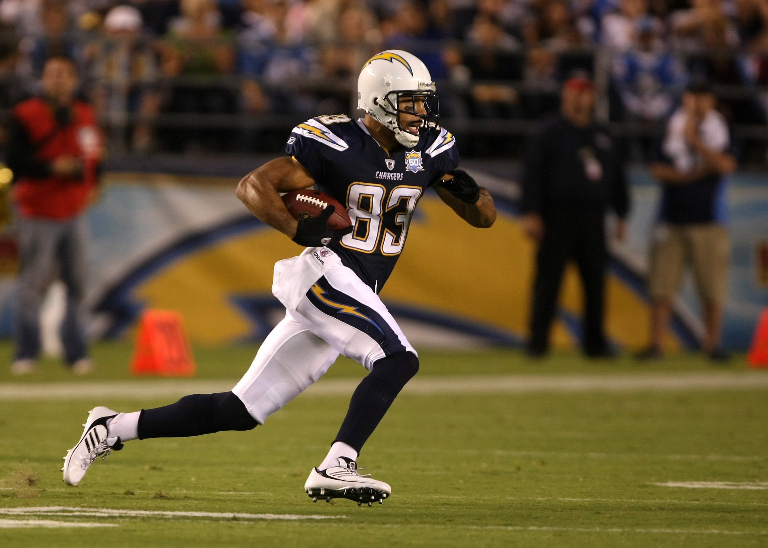 SAN DIEGO - AUGUST 15:   Wide receiver Vincent Jackson #83 of the San Diego Chargers carries the ball against the Seattle Seahawks on August 15, 2009 at Qualcomm Stadium in San Diego, California.    (Photo by Stephen Dunn/Getty Images)