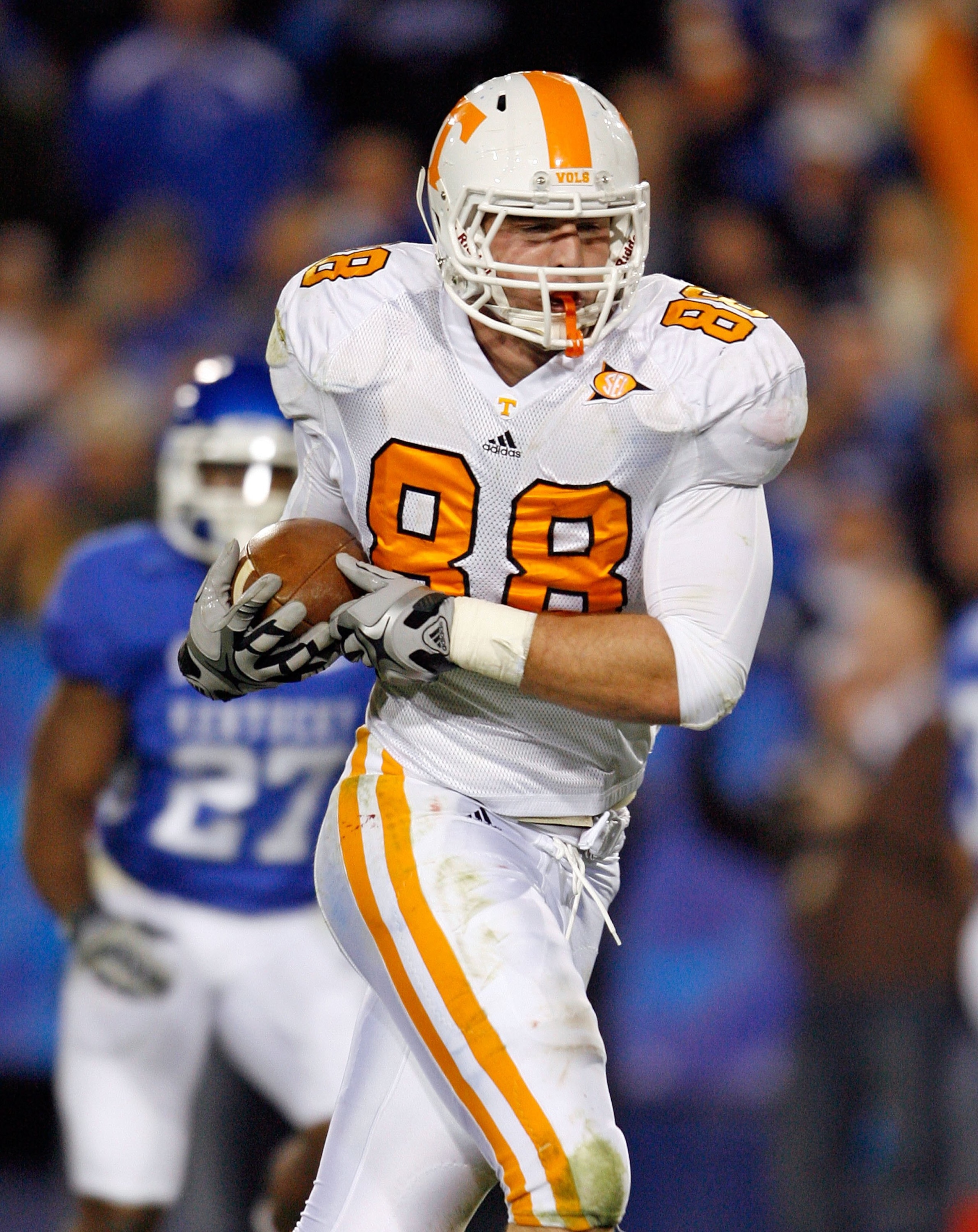 LEXINGTON, KY - NOVEMBER 28: Luke Stocker #88 of the Tennessee Volunteers catches a touchdown pass during the SEC game against the Kentucky Wildcats at Commonwealth Stadium on November 28, 2009 in Lexington, Kentucky. (Photo by Andy Lyons/Getty Images) LEXINGTON, KY - NOVEMBER 28: Luke Stocker #88 of the Tennessee Volunteers catches a touchdown pass during the SEC game against the Kentucky Wildcats at Commonwealth Stadium on November 28, 2009 in Lexington, Kentucky. (Photo by Andy Lyons/Getty Images)