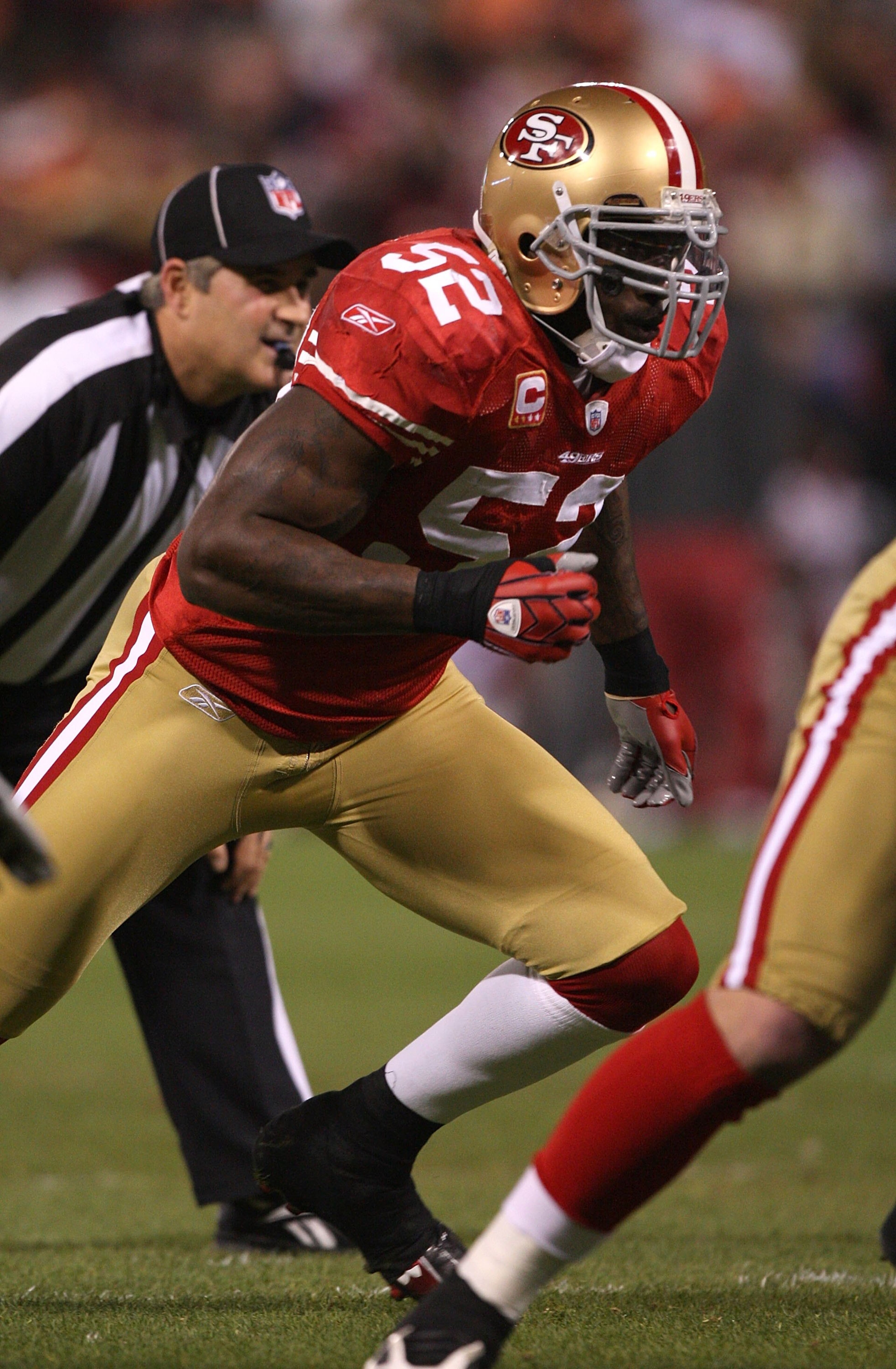 SAN FRANCISCO - DECEMBER 14:  Patrick Willis #52 of the San Francisco 49ers in action against the Arizona Cardinals at Candlestick Park on December 14, 2009 in San Francisco, California.  (Photo by Jed Jacobsohn/Getty Images)