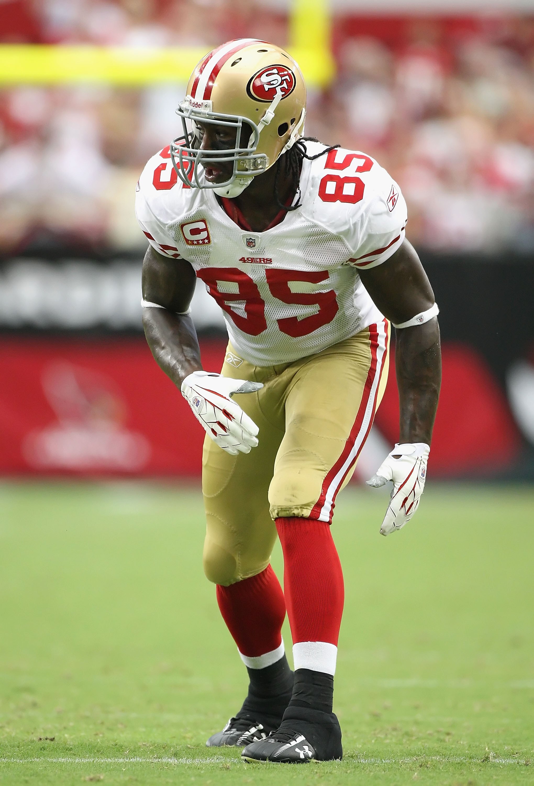 GLENDALE, AZ - SEPTEMBER 13:  Tight end Vernon Davis #85 of the San Francisco 49ers during the NFL game against the Arizona Cardinals at the Universtity of Phoenix Stadium on September 13, 2009 in Glendale, Arizona.  The 49ers defeated the Cardinals 20-16