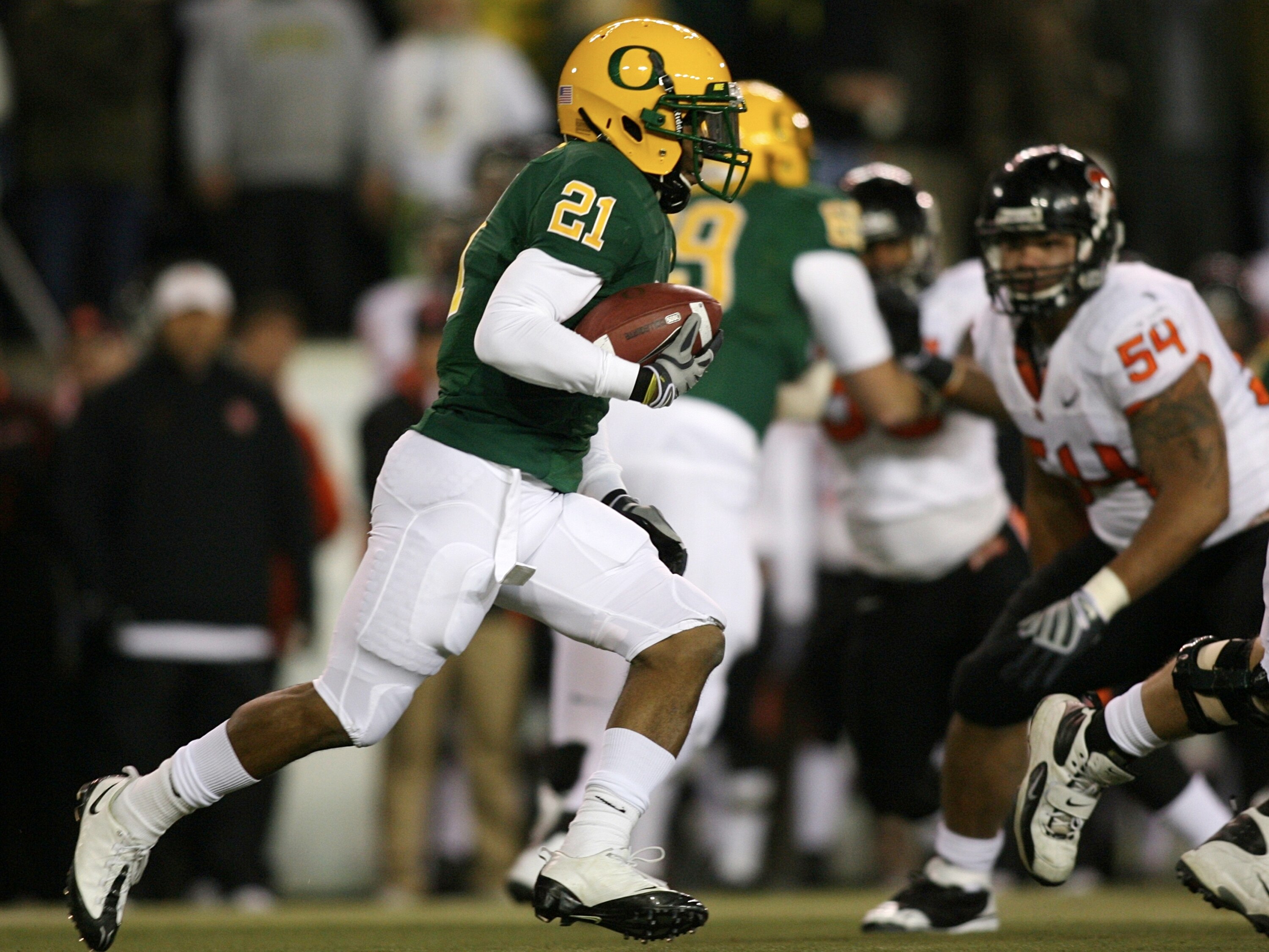 EUGENE, OR - DECEMBER 03: Running back LaMichael James #21 of the Oregon Ducks rushes against the Oregon State Beavers at Autzen Stadium on December 3, 2009 in Eugene, Oregon.  (Photo by Tom Hauck/Getty Images)