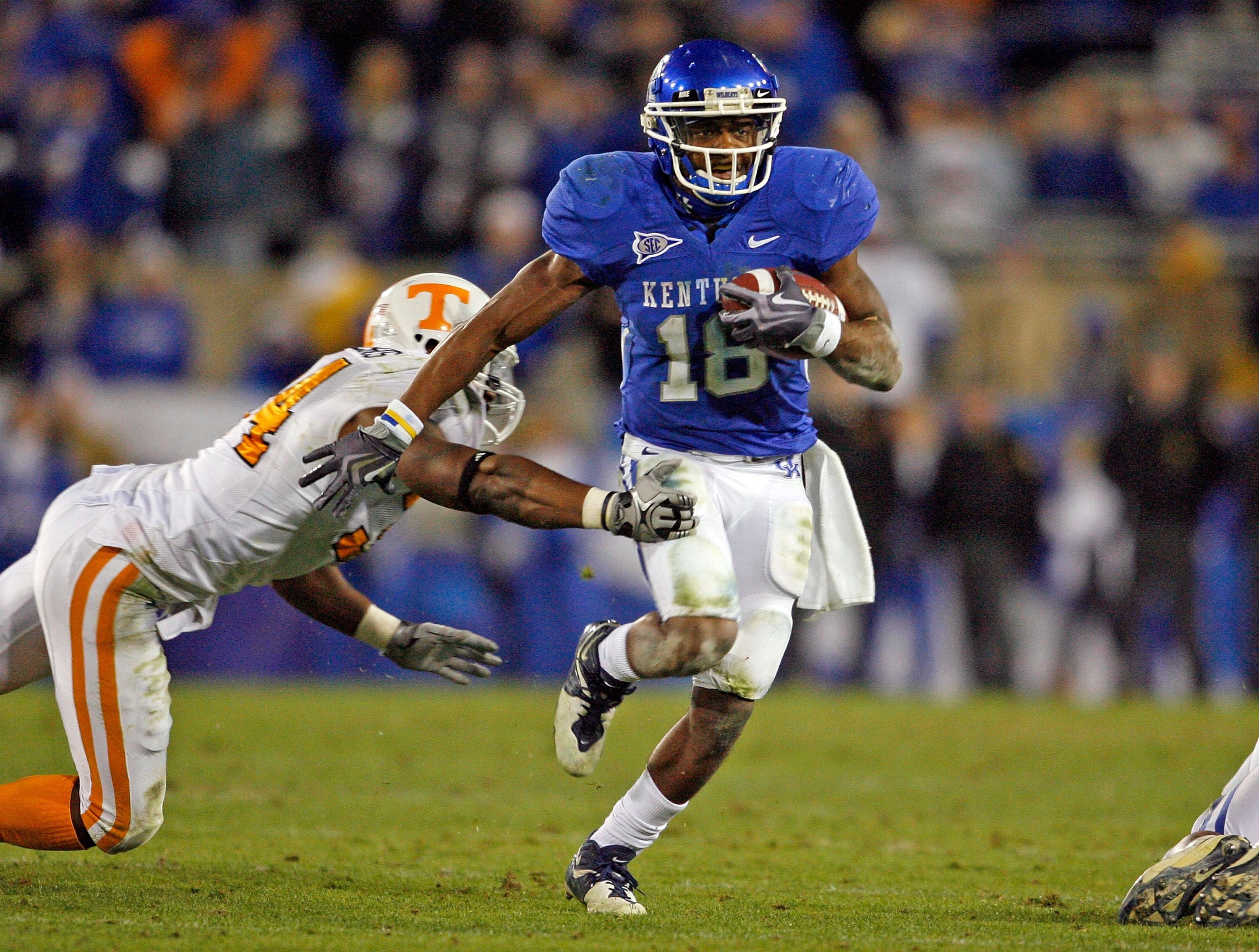 LEXINGTON, KY - NOVEMBER 28:  Randall Cobb #18 of the Kentucky Wildcats runs with the ball against the Tennessee Volunteers during the SEC game at Commonwealth Stadium on November 28, 2009 in Lexington, Kentucky.  (Photo by Andy Lyons/Getty Images)