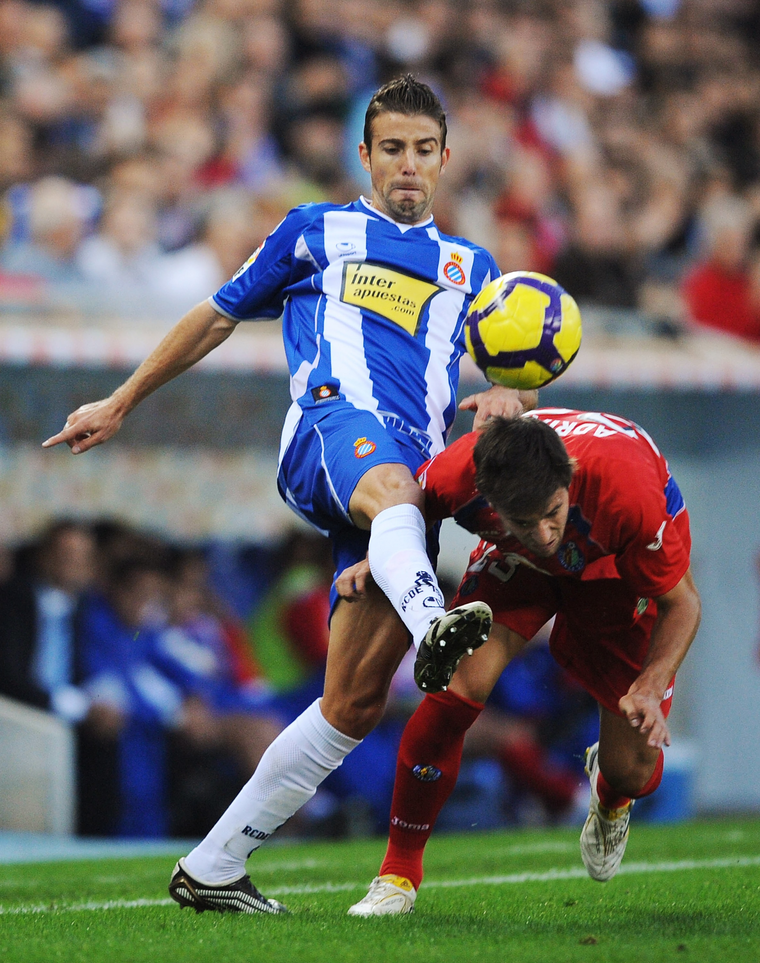 BARCELONA, SPAIN - NOVEMBER 22: Luis Garcia (L) of Espanyol clashes with Adrian Gonzalez of Getafe during the La Liga match between Espanyol and Getafe at Cornella-El Prat stadium on November 22, 2009 in Barcelona, Spain. (Photo by Denis Doyle/Getty Imag BARCELONA, SPAIN - NOVEMBER 22: Luis Garcia (L) of Espanyol clashes with Adrian Gonzalez of Getafe during the La Liga match between Espanyol and Getafe at Cornella-El Prat stadium on November 22, 2009 in Barcelona, Spain. (Photo by Denis Doyle/Getty Imag