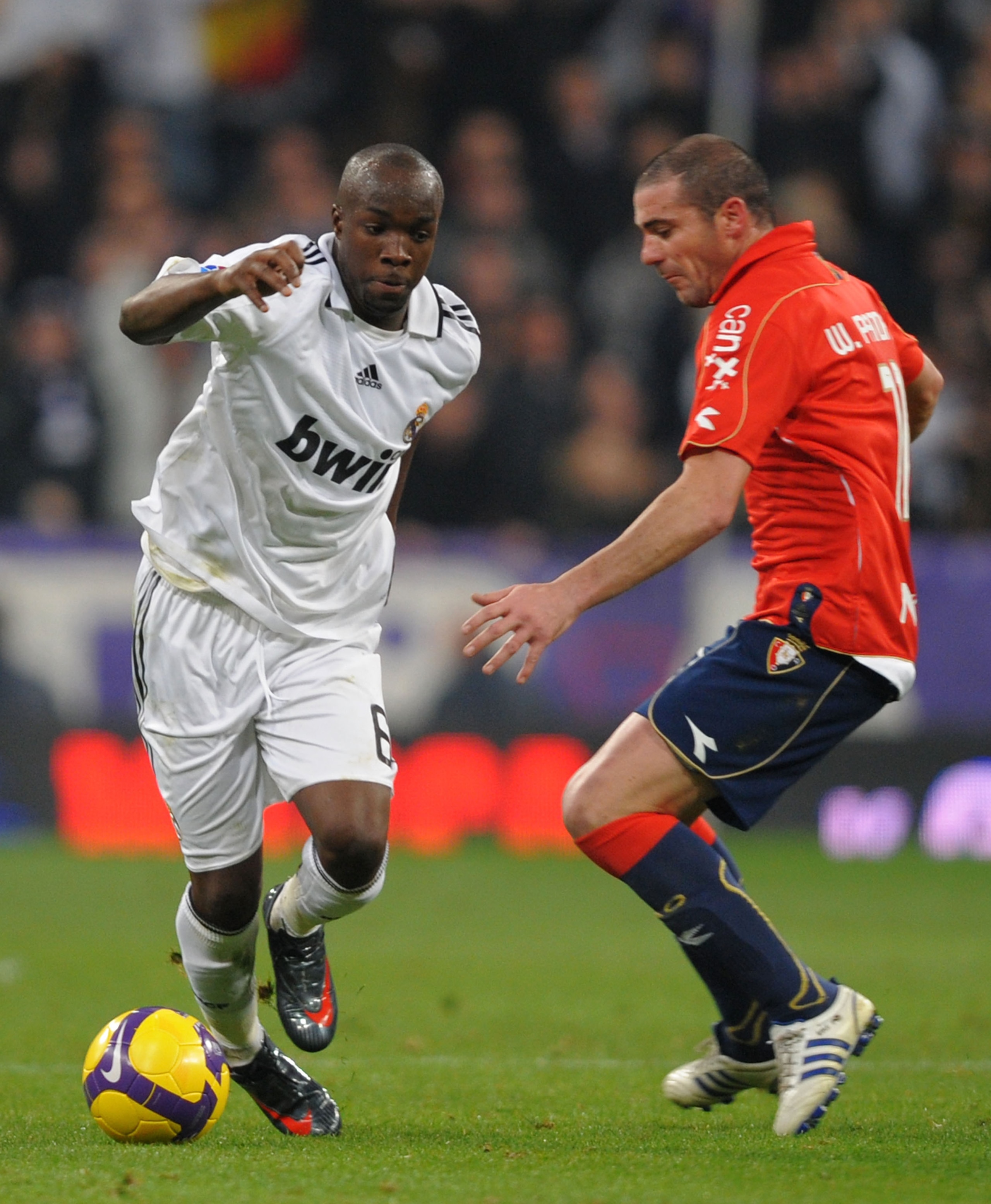 MADRID, SPAIN - JANUARY 18: Lassana Diarra (L) of Real Madrid dribbles the ball past Walter Pandiani of Osasuna during the La Liga match between Real Madrid and Osasuna at the Santiago Bernabeu stadium on January 18, 2009 in Madrid, Spain. (Photo by Deni MADRID, SPAIN - JANUARY 18: Lassana Diarra (L) of Real Madrid dribbles the ball past Walter Pandiani of Osasuna during the La Liga match between Real Madrid and Osasuna at the Santiago Bernabeu stadium on January 18, 2009 in Madrid, Spain. (Photo by Deni