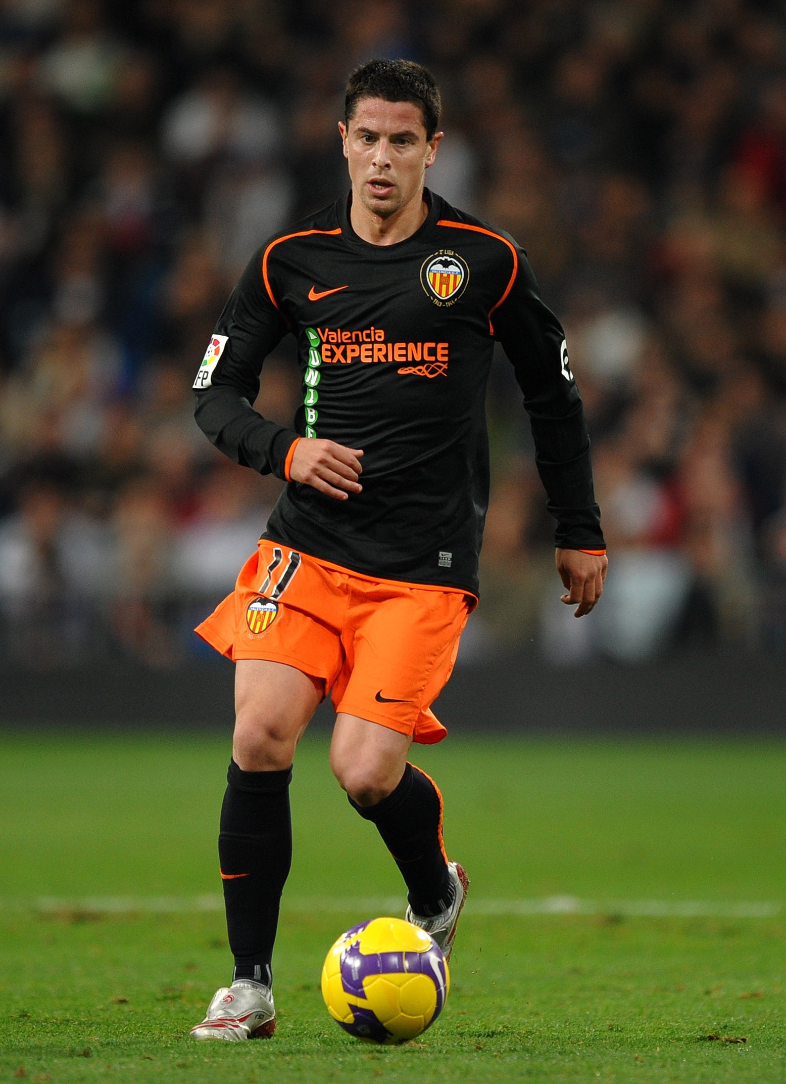 MADRID, SPAIN - DECEMBER 20:  Asier Del Horno of Valencia controls the ball during the La Liga match between Real Madrid and Valencia at the Estadio Santiago Bernabéu on December 20, 2008 in Madrid, Spain. Valencia lost the match 1-0.  (Photo by Jasper Ju