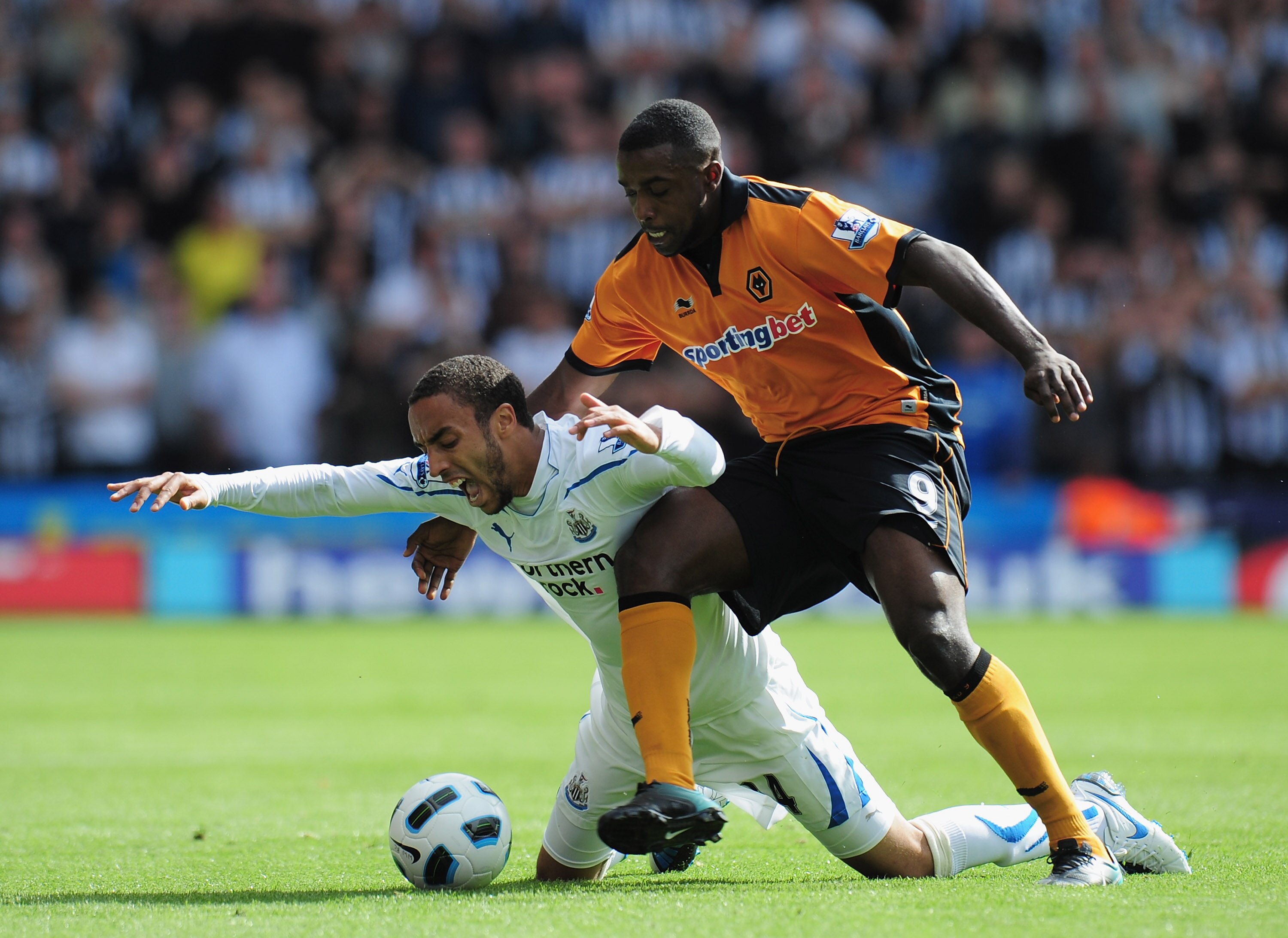 WOLVERHAMPTON, ENGLAND - AUGUST 28:  Sylvan Ebanks-Blake of Woverhampton Wanderers is tackled by James Perch of Newcastle United during the Barclays Premier League match between Wolverhampton Wanderers and Newcastle United at Molineux on August 28, 2010 i