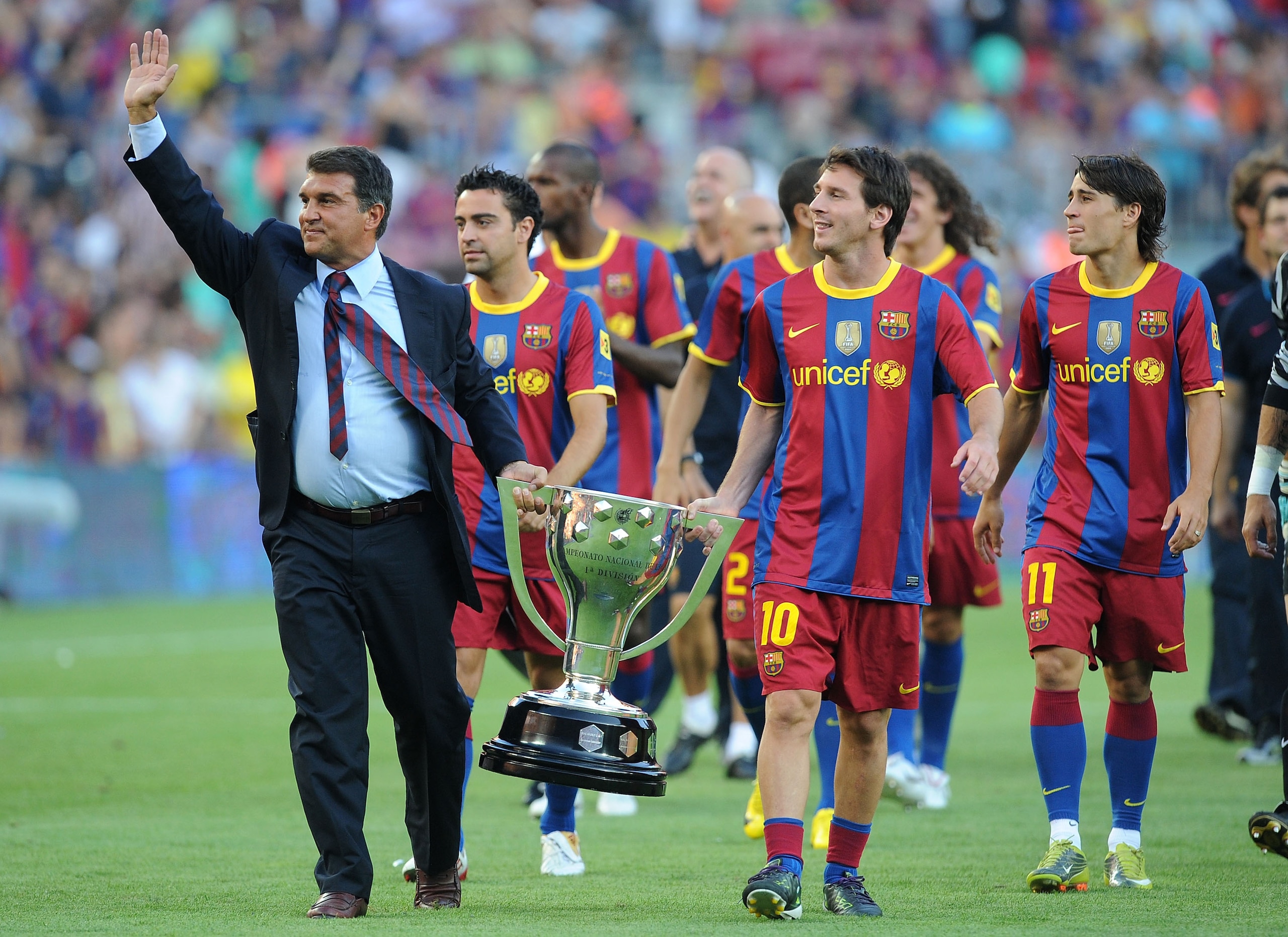 BARCELONA, SPAIN - AUGUST 25: Former Barcelona president Joan Laparta holds the 2009-2010 La Liga trophy with Leo Messi during a lap of honour before the Joan Gamper Trophy match between Barcelona and AC Milan at Camp Nou stadium on August 25, 2010 in Ba BARCELONA, SPAIN - AUGUST 25: Former Barcelona president Joan Laparta holds the 2009-2010 La Liga trophy with Leo Messi during a lap of honour before the Joan Gamper Trophy match between Barcelona and AC Milan at Camp Nou stadium on August 25, 2010 in Ba