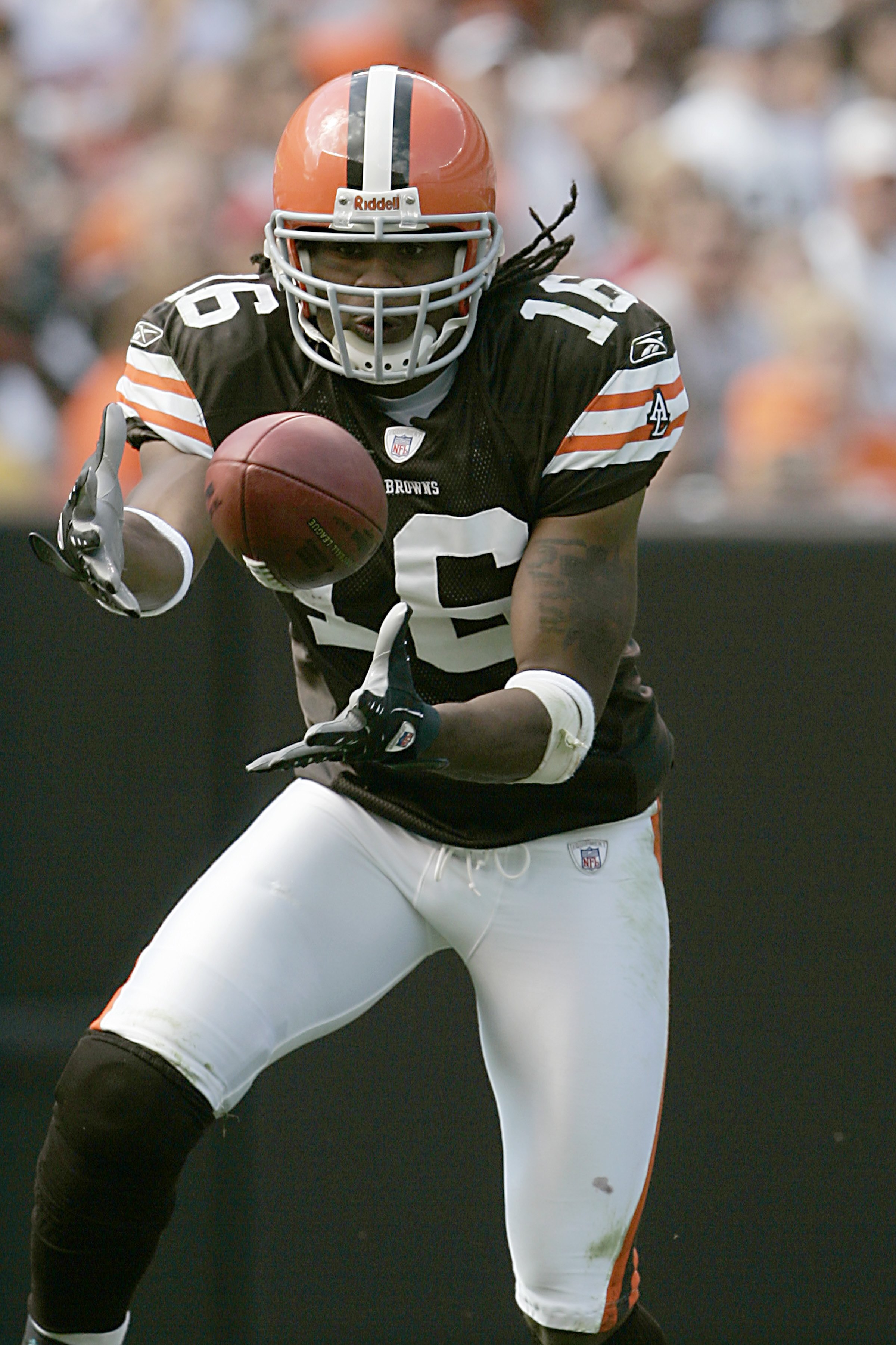 CLEVELAND - SEPTEMBER 16:  Joshua Cribbs #16 of the Cleveland Browns reaches to catch the ball during the NFL game against the Cincinnati Bengals at the Cleveland Browns Stadium on September 16, 2007 in Cleveland, Ohio. (Photo by Jeff Gross/Getty Images)