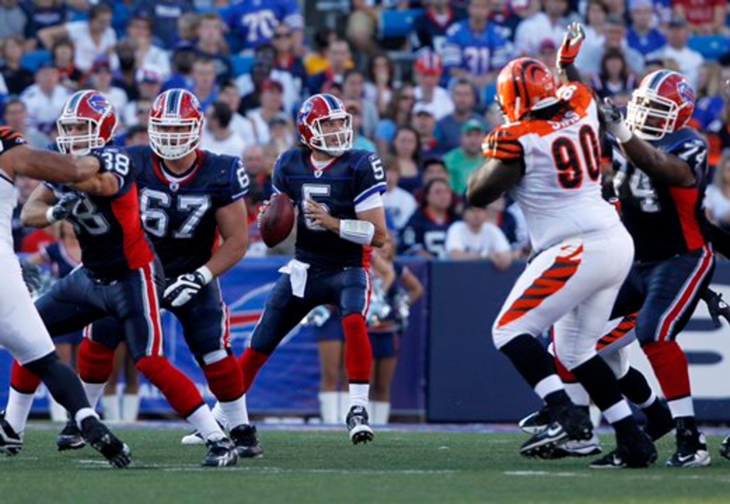 Trent Edwards stands in the pocket to throw vs Bengals