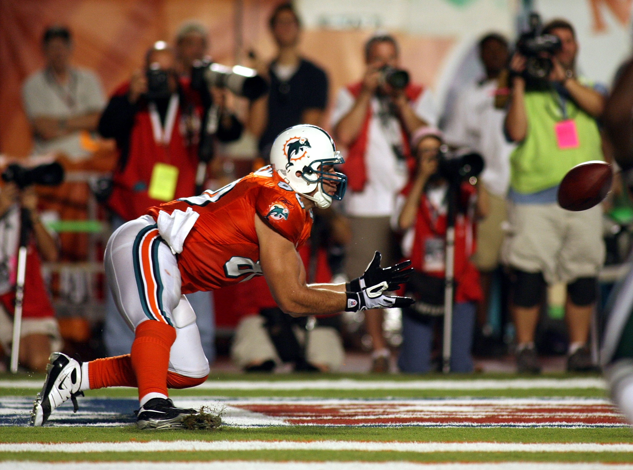 MIAMI - OCTOBER 12: Tight end Anthony Fasano #80 of the Miami Dolphins catches a touchdown against the New York Jets at Land Shark Stadium on October 12, 2009 in Miami, Florida.  (Photo by Marc Serota/Getty Images)