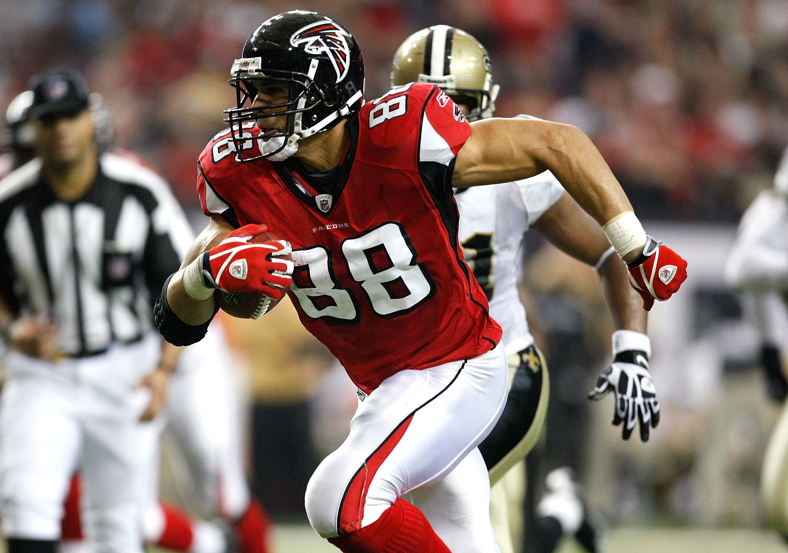 ATLANTA - DECEMBER 13:  Tony Gonzalez #88 of the Atlanta Falcons against the New Orleans Saints at Georgia Dome on December 13, 2009 in Atlanta, Georgia.  (Photo by Kevin C. Cox/Getty Images)