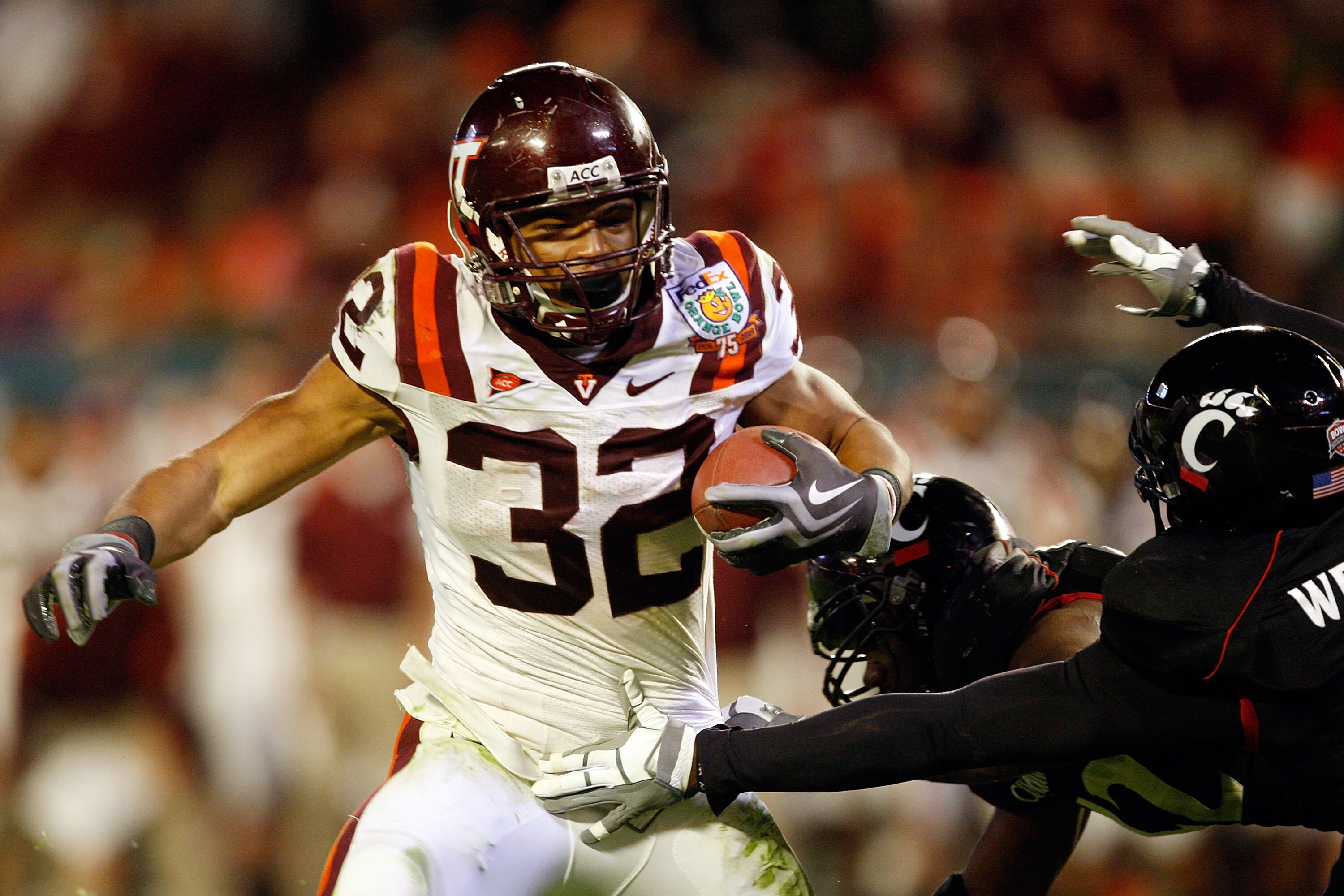 MIAMI - JANUARY 01:  Darren Evans #32 of the Virginia Tech Hokies runs the ball during the FedEx Orange Bowl against the Cincinnati Bearcats at Dolphin Stadium on January 1, 2009 in Miami, Florida.  (Photo by Streeter Lecka/Getty Images)