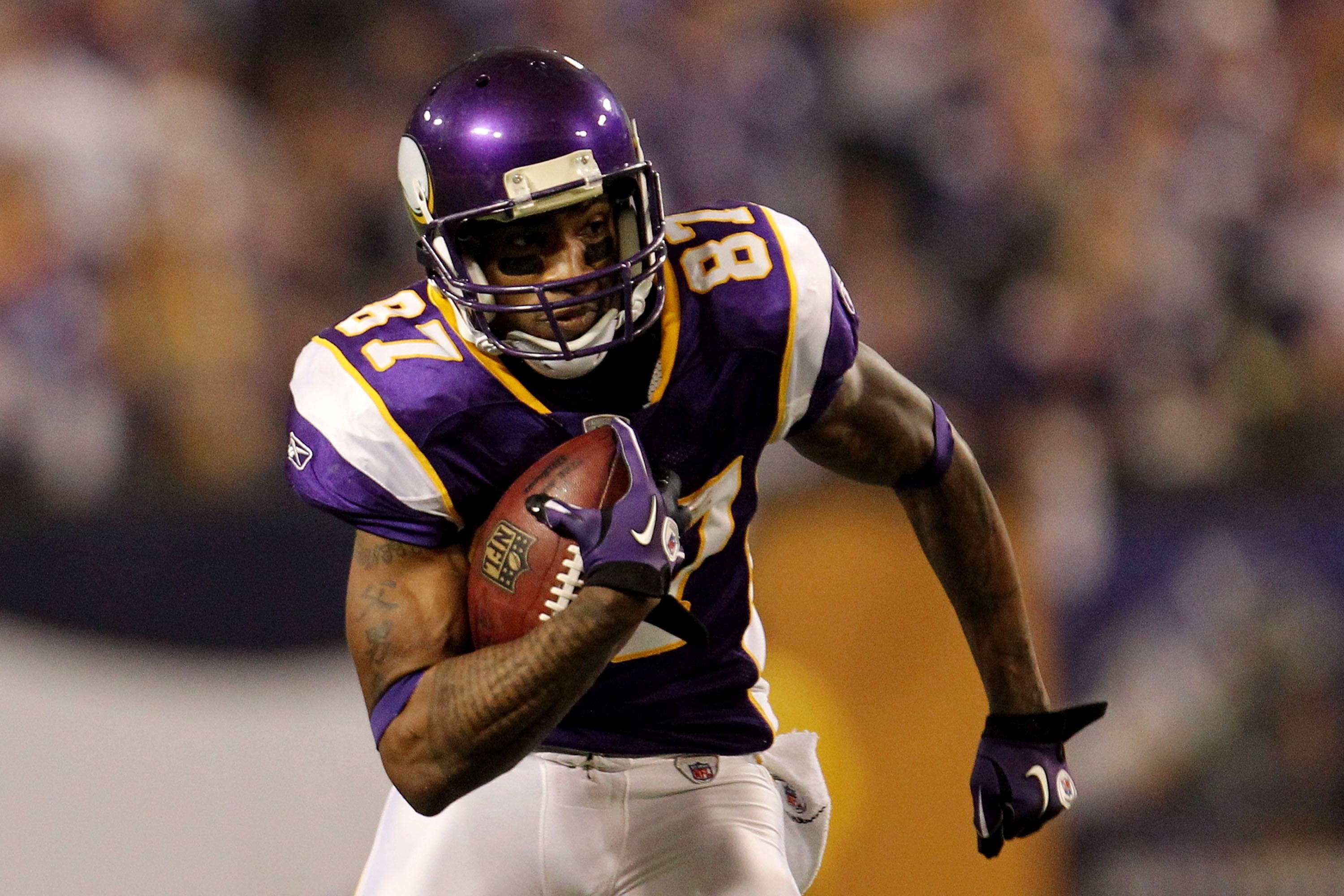 MINNEAPOLIS - JANUARY 17:  Bernard Berrian #87 of the Minnesota Vikings runs the ball against the Dallas Cowboys during the NFC Divisional Playoff Game at Hubert H. Humphrey Metrodome on January 17, 2010 in Minneapolis, Minnesota.The Vikings defeated the 