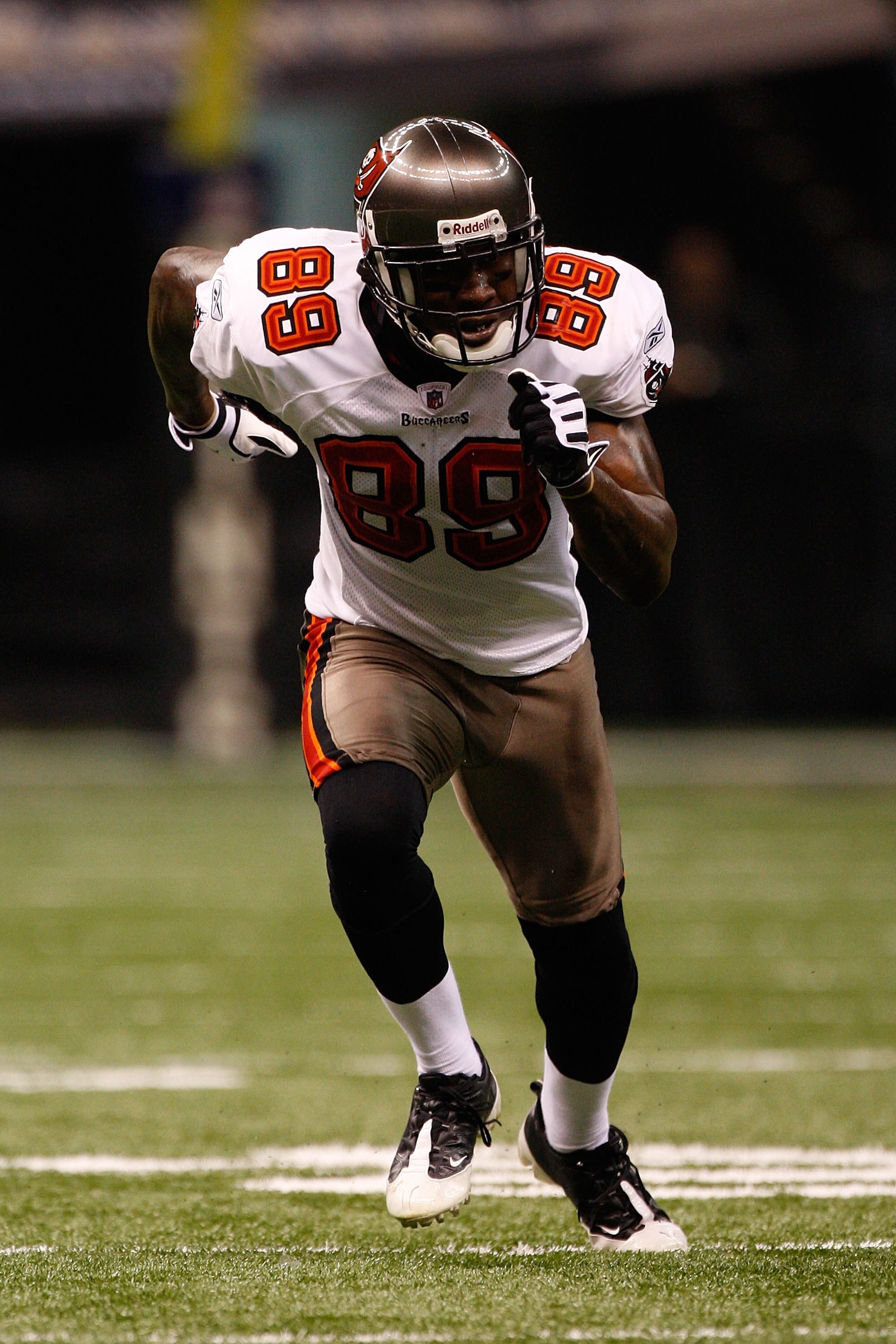 NEW ORLEANS - DECEMBER 27:  Antonio Bryant #89 of the Tampa Bay Buccaneers takes off during the game against the New Orleans Saints at the Louisiana Superdome on December 27, 2009 in New Orleans, Louisiana.  (Photo by Chris Graythen/Getty Images)