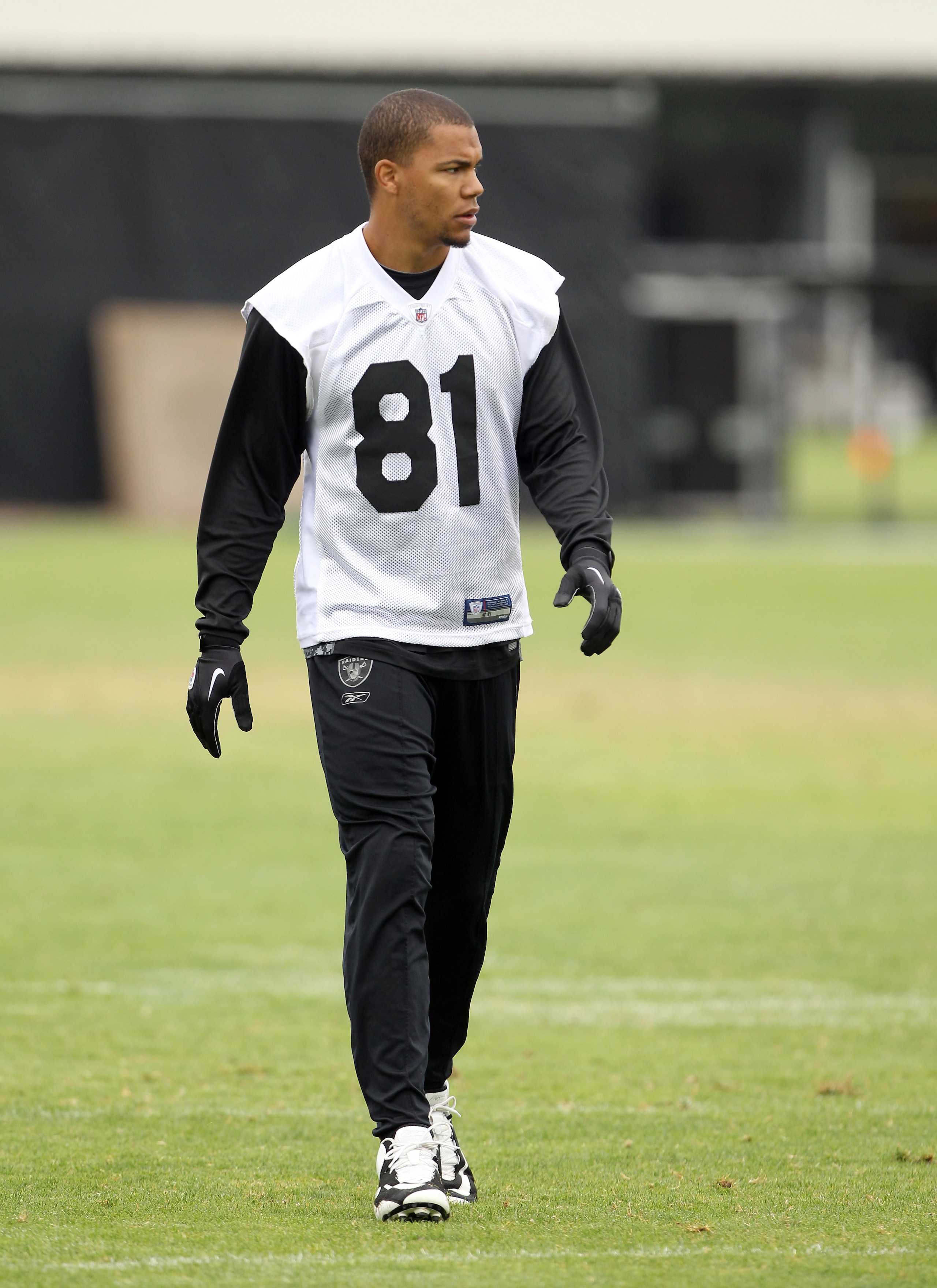 NAPA, CA - AUGUST 01: Chaz Schilens #81 of the Oakland Raiders works out during the Raiders training camp at their Napa Valley Training Complex on August 1, 2010 in Napa, California. (Photo by Ezra Shaw/Getty Images) NAPA, CA - AUGUST 01: Chaz Schilens #81 of the Oakland Raiders works out during the Raiders training camp at their Napa Valley Training Complex on August 1, 2010 in Napa, California. (Photo by Ezra Shaw/Getty Images)