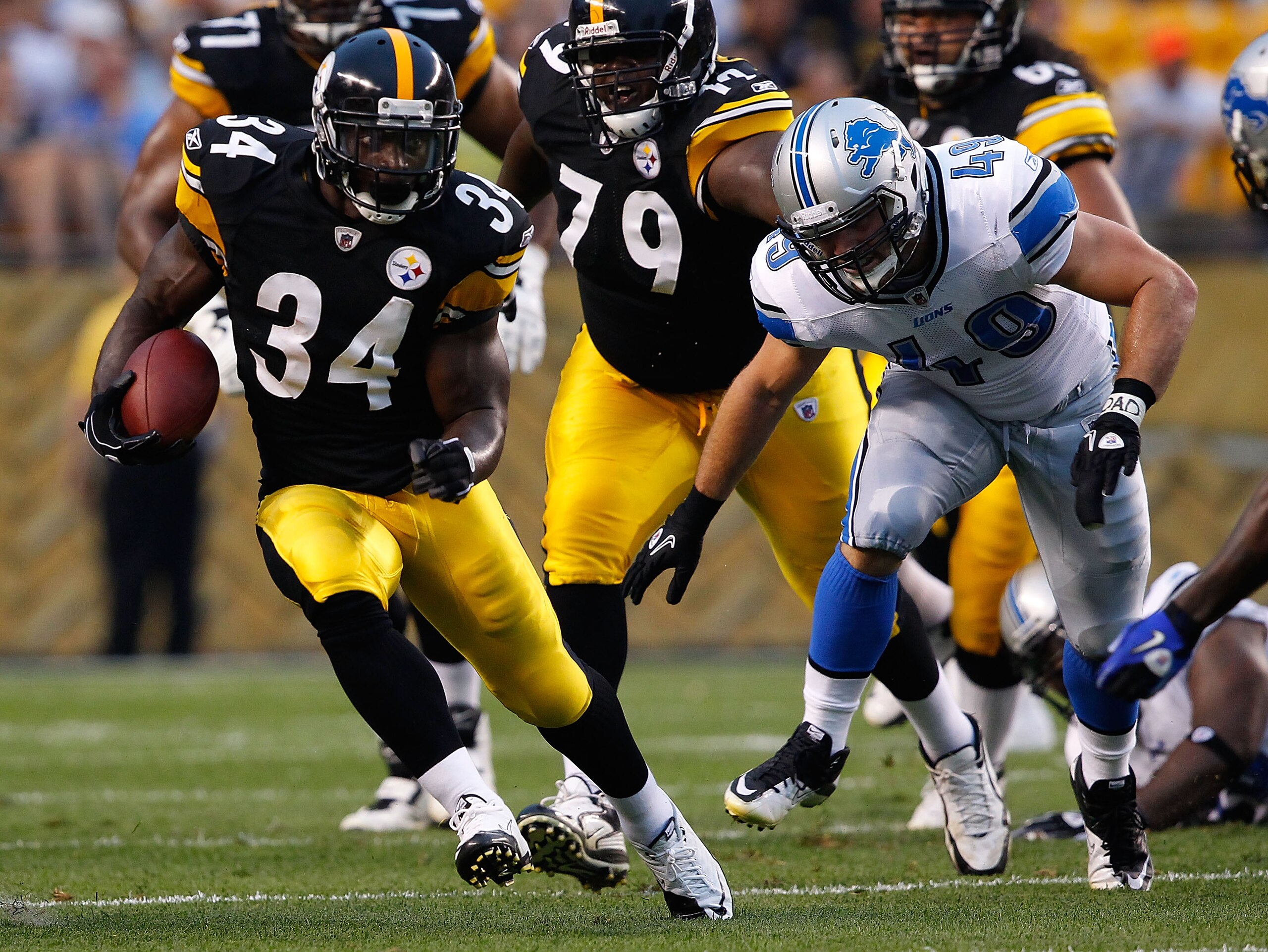 PITTSBURGH - AUGUST 14:  Rashard Mendenhall #34 of the Pittsburgh Steelers runs by Zach Follet #49 of the Detroit Lions during the preseason game on August 14, 2010 at Heinz Field in Pittsburgh, Pennsylvania.  (Photo by Jared Wickerham/Getty Images)