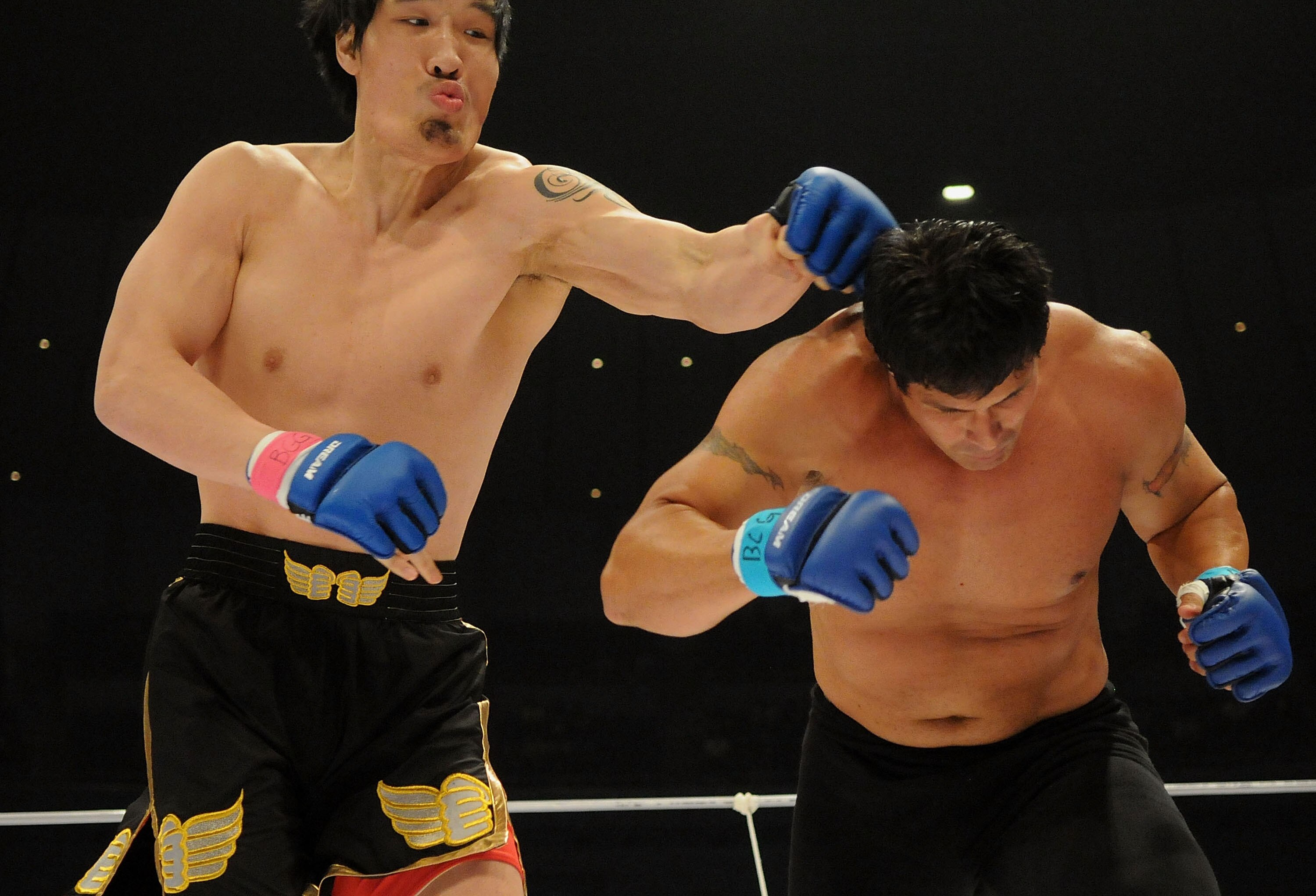 YOKOHAMA, JAPAN - MAY 26:  Former Oakland Athletics slugger Jose Canseco (R) is hit by Choi Hong-man at first Round of Super Hulk Tournament during Dream.9 at Yokohama Arena on May 26, 2009 in Yokohama, Kanagawa, Japan. Canseco lost at 1 minute 17 seconds