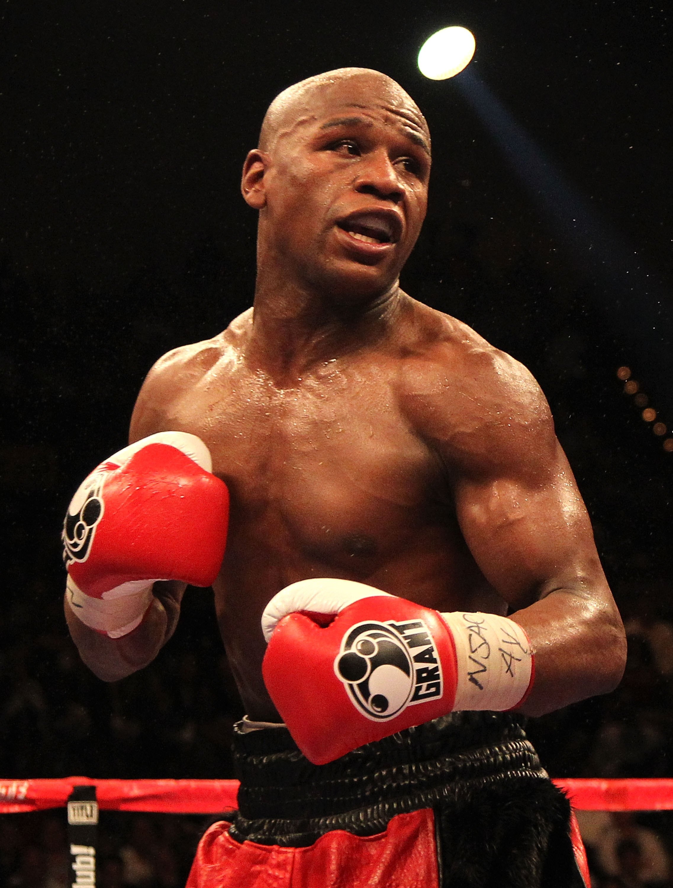 LAS VEGAS - MAY 01:  (R-L) Floyd Mayweather Jr. in action against Shane Mosley during their welterweight fight at the MGM Grand Garden Arena on May 1, 2010 in Las Vegas, Nevada. Mayweather Jr. defeated Mosley by unanimous decison.  (Photo by Jed Jacobsohn