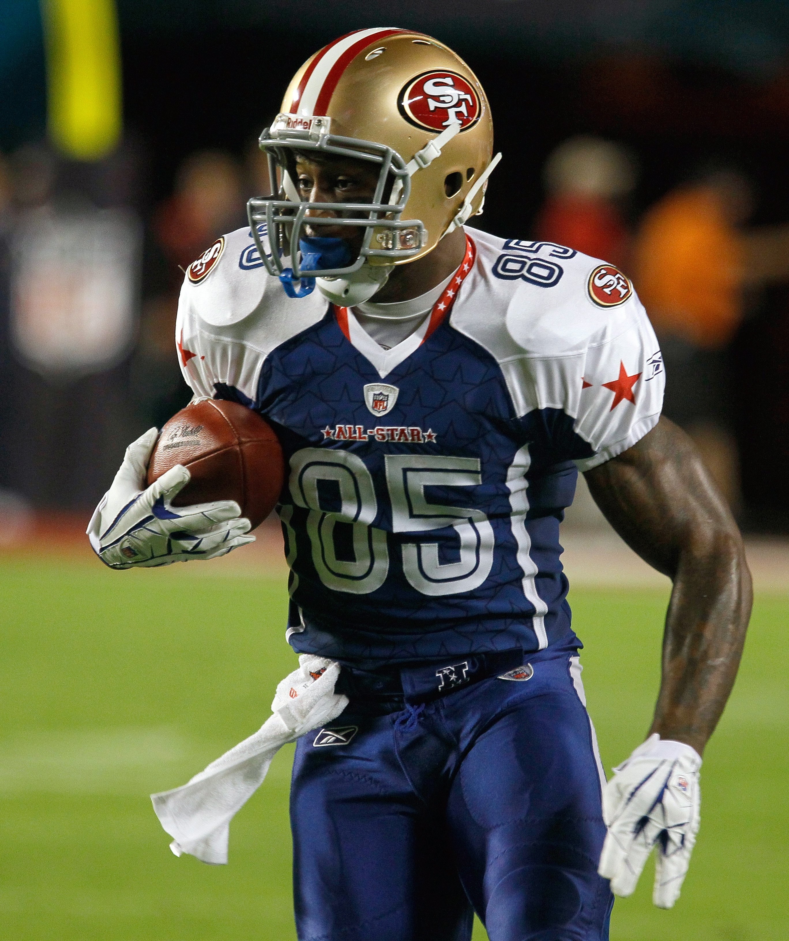 MIAMI GARDENS, FL - JANUARY 31:  Vernon Davis #85 of the NFC's San Francisco 49ers runs with the ball during the 2010 AFC-NFC Pro Bowl game at Sun Life Stadium on January 31, 2010 in Miami Gardens, Florida. The AFC defeated the NFC 41-34. (Photo by Scott 