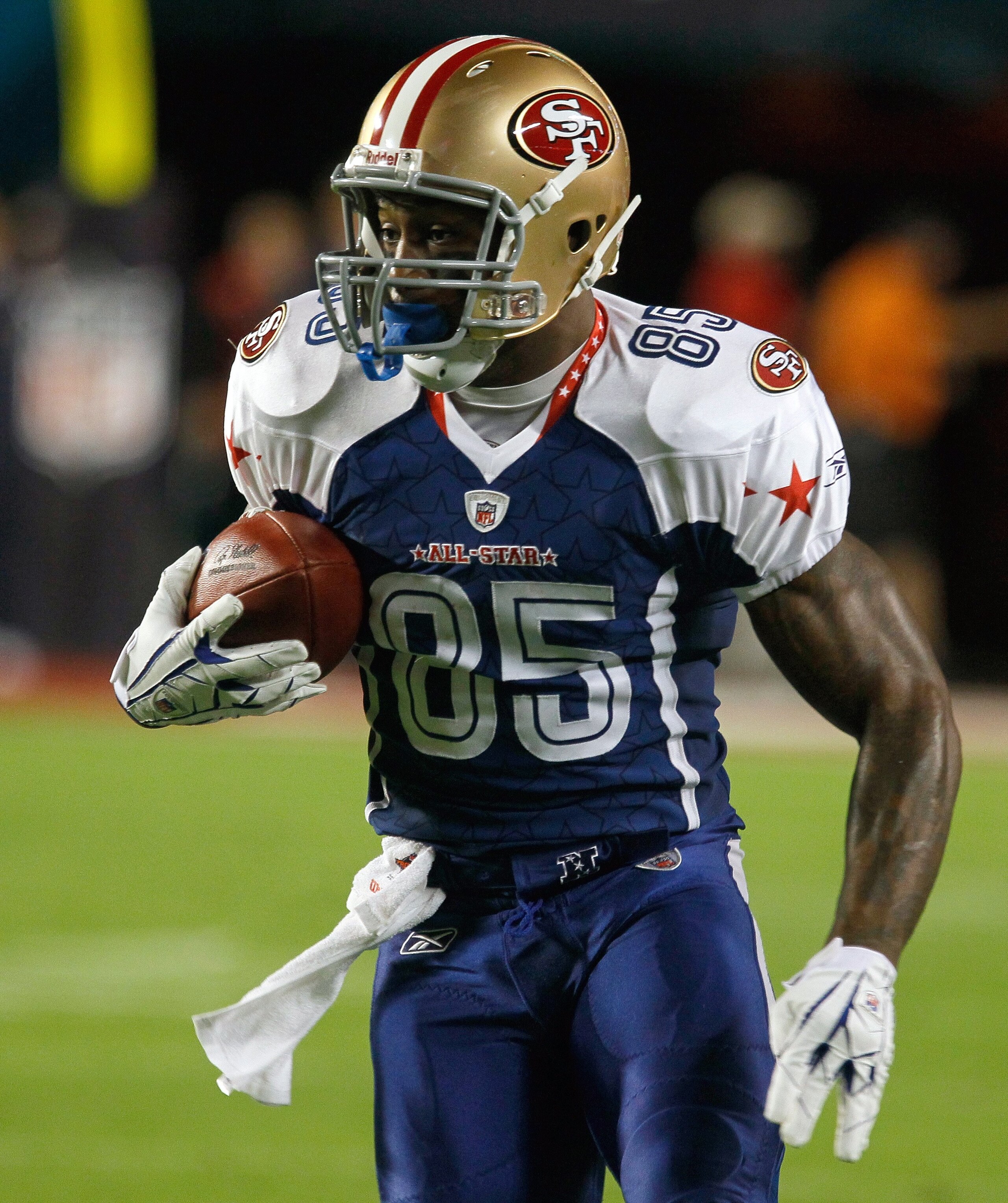 MIAMI GARDENS, FL - JANUARY 31:  Vernon Davis #85 of the NFC's San Francisco 49ers runs with the ball during the 2010 AFC-NFC Pro Bowl game at Sun Life Stadium on January 31, 2010 in Miami Gardens, Florida. The AFC defeated the NFC 41-34. (Photo by Scott 