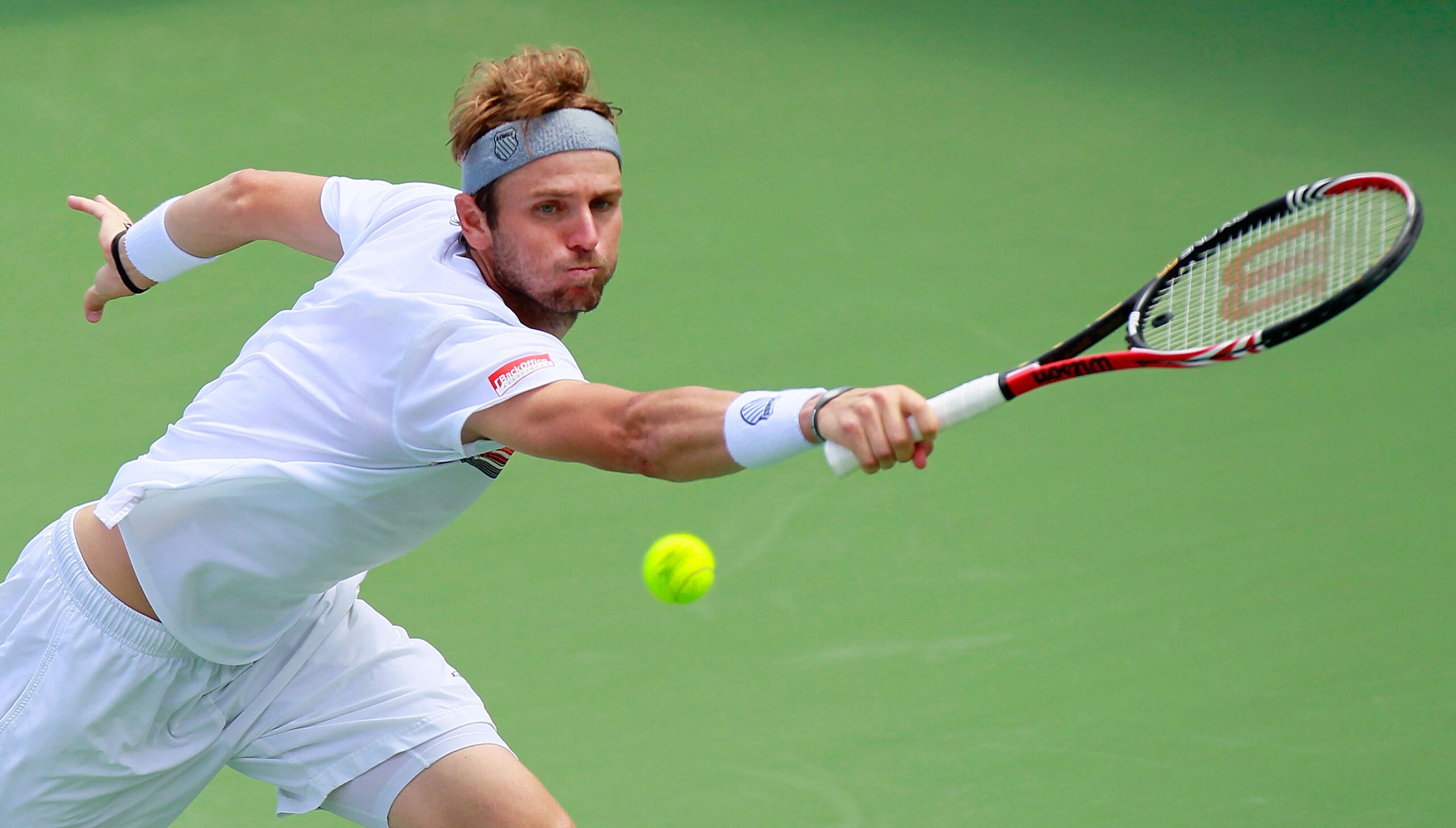 CINCINNATI - AUGUST 22: Mardy Fish returns a backhand to Roger Federer of Switzerland during the finals on Day 7 of the Western & Southern Financial Group Masters at the Lindner Family Tennis Center on August 22, 2010 in Cincinnati, Ohio. (Photo by Kevi CINCINNATI - AUGUST 22: Mardy Fish returns a backhand to Roger Federer of Switzerland during the finals on Day 7 of the Western & Southern Financial Group Masters at the Lindner Family Tennis Center on August 22, 2010 in Cincinnati, Ohio. (Photo by Kevi